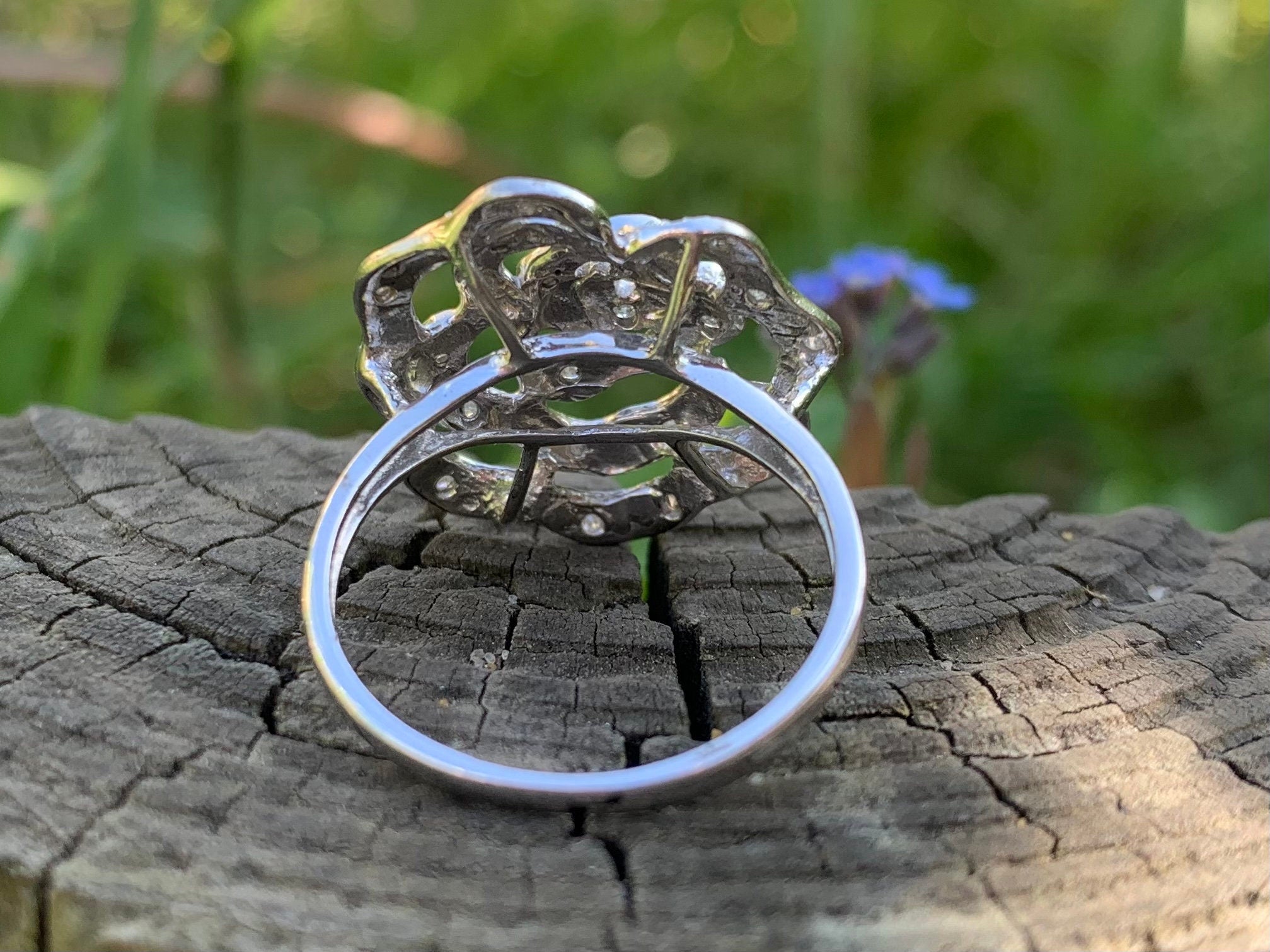 Anillo de oro blanco de 9 quilates con cabeza de flor de diamante vintage