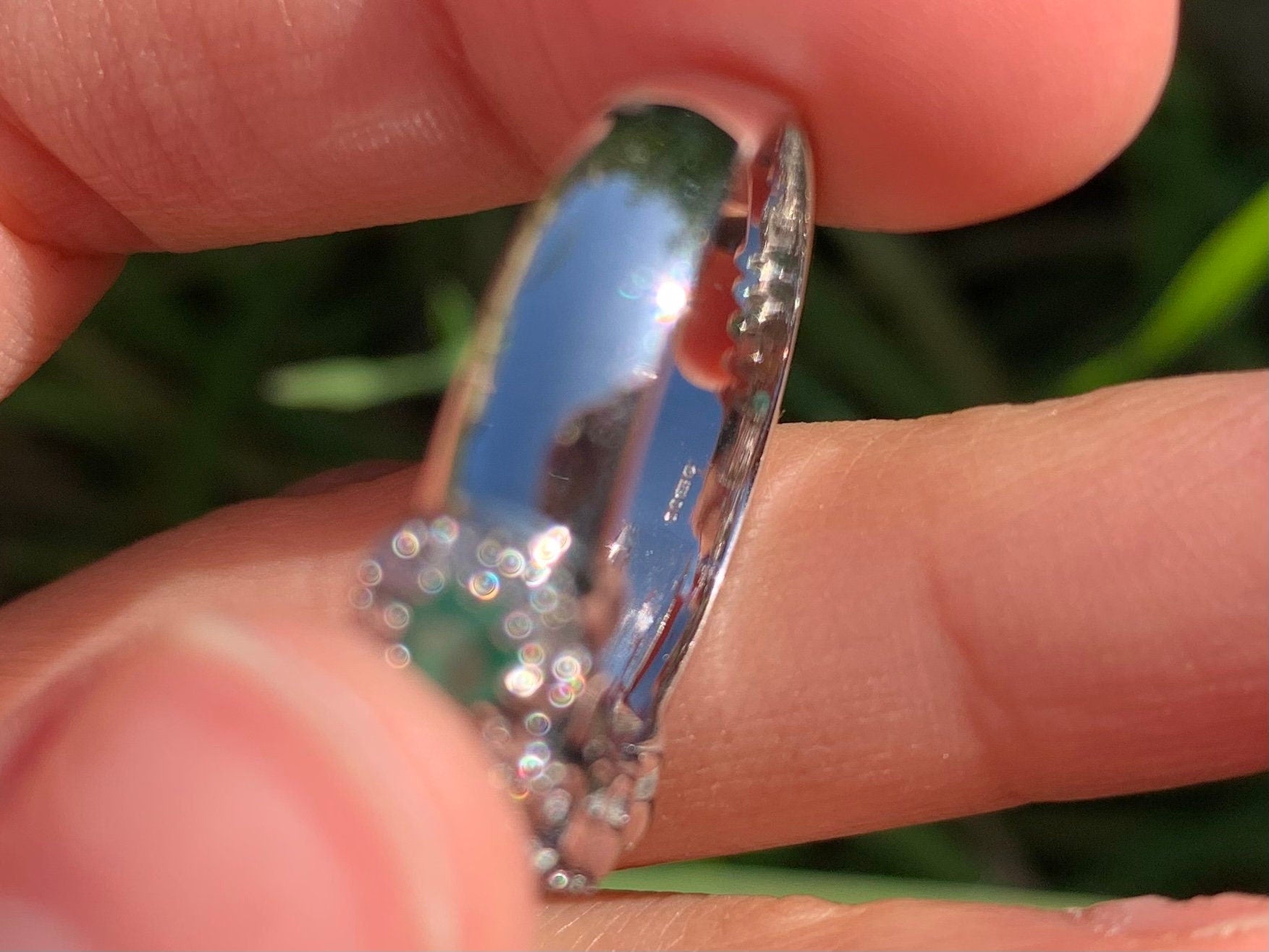 خاتم نصف الخلود من الزمرد والماس 0.50 قيراط مملوك مسبقًا من الذهب الأبيض عيار 9 قيراط