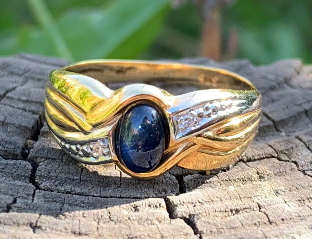 Anillos de oro de 9 quilates con cabujón ovalado de rubí, zafiro y diamantes de 0,60 quilates