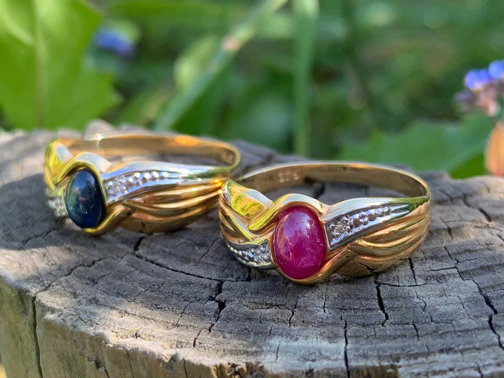Anillos de oro de 9 quilates con cabujón ovalado de rubí, zafiro y diamantes de 0,60 quilates