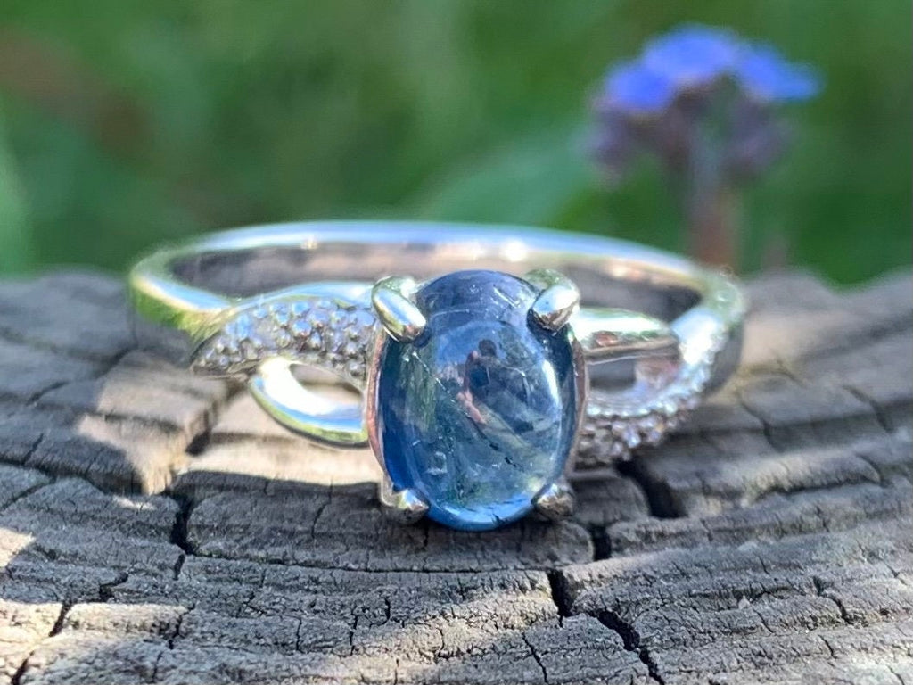 خاتم بيضاوي 1 قيراط من الكابوشون الأزرق والياقوت الأزرق المملوك مسبقًا مرصع بالذهب الأبيض عيار 9 قيراط