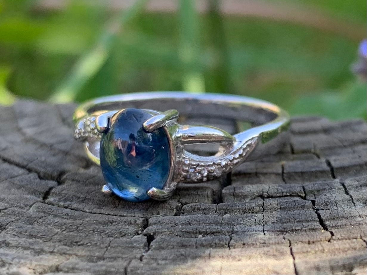 خاتم بيضاوي 1 قيراط من الكابوشون الأزرق والياقوت الأزرق المملوك مسبقًا مرصع بالذهب الأبيض عيار 9 قيراط