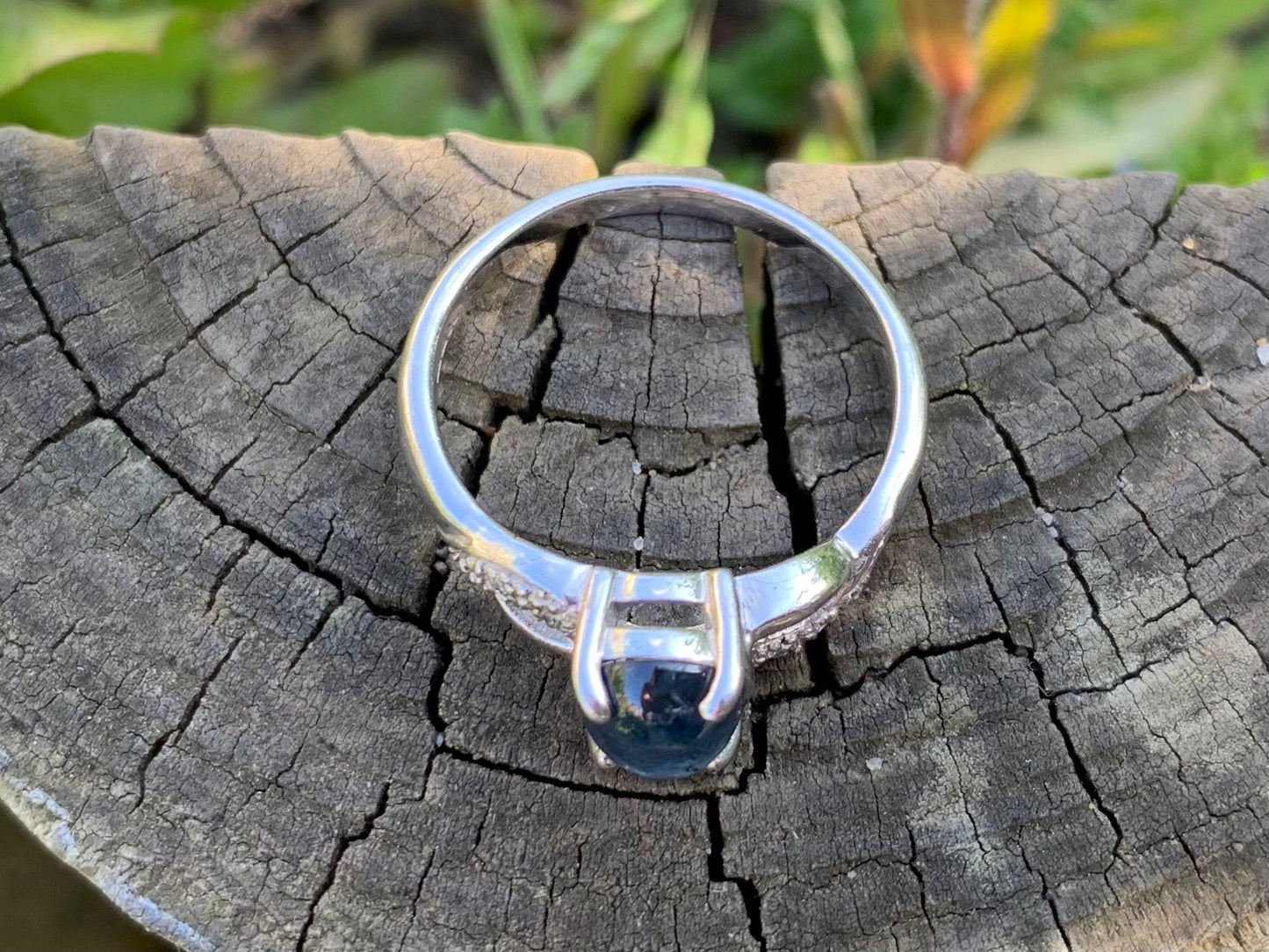 Anillo de diamantes y zafiro azul con cabujón ovalado de 1 ct de segunda mano en oro blanco de 9 ct