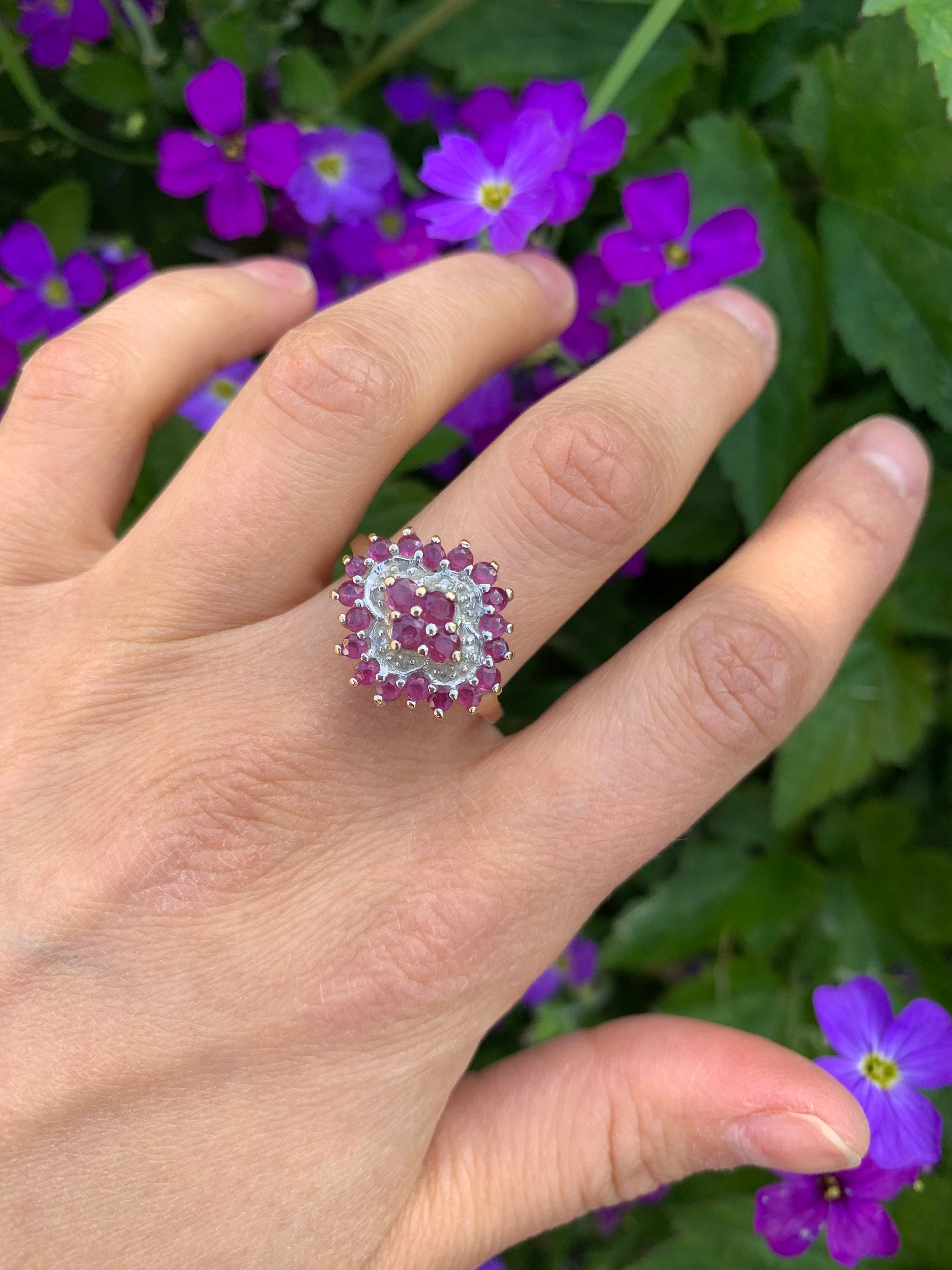 Anillo vintage de racimo de diamantes y rubíes de 1,5 quilates engastado en oro de 9 quilates, talla Reino Unido R