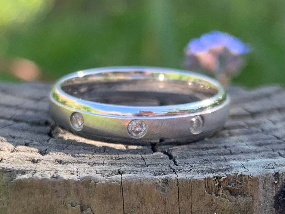 Anillo con banda de diamantes vintage engastado en oro blanco de 9 quilates