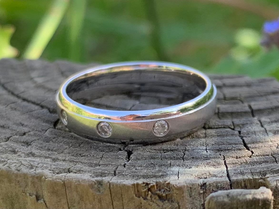 Anillo con banda de diamantes vintage engastado en oro blanco de 9 quilates