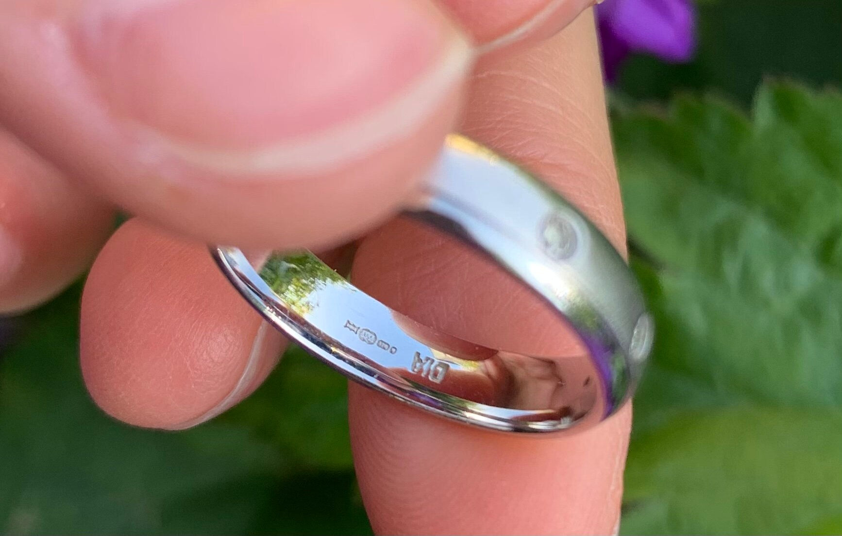 Anillo con banda de diamantes vintage engastado en oro blanco de 9 quilates