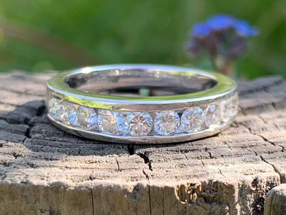 Vintage 0.75ct Round Brilliant Cut Diamond Half Eternity Ring set in 9ct White Gold