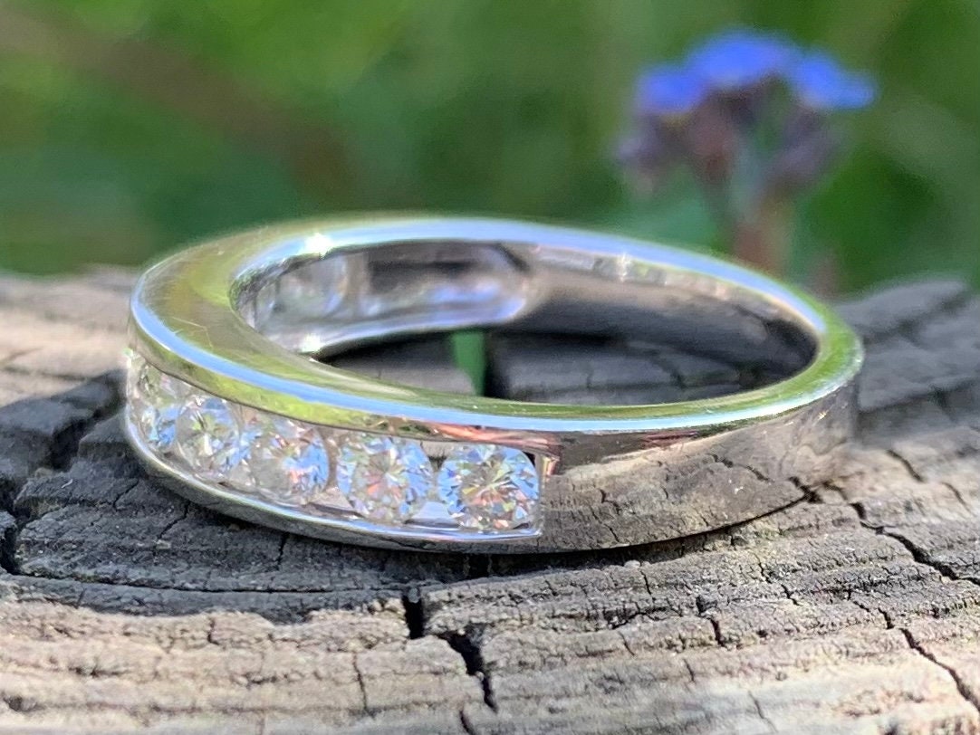 خاتم نصف الخلود من الألماس المستدير اللامع بعيار 0.75 قيراط من الذهب الأبيض عيار 9 قيراط