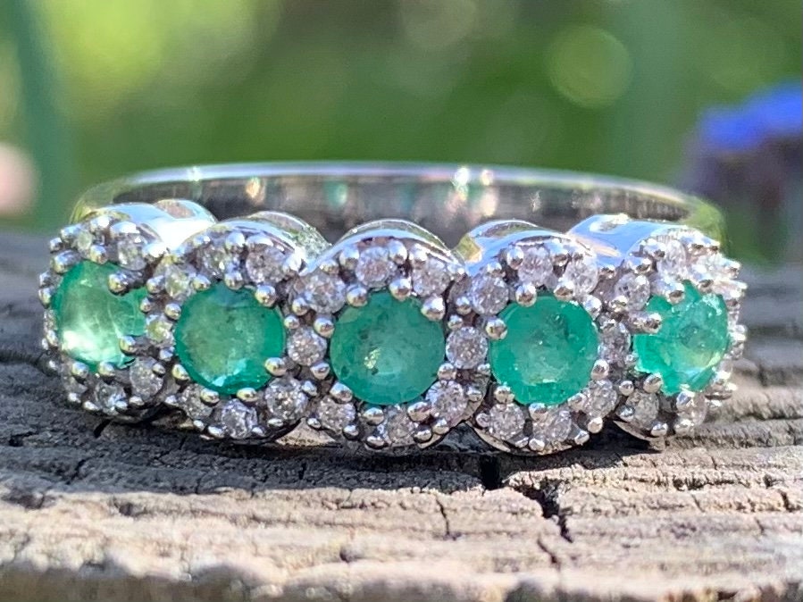 خاتم نصف الخلود من الزمرد والماس 0.50 قيراط مملوك مسبقًا من الذهب الأبيض عيار 9 قيراط