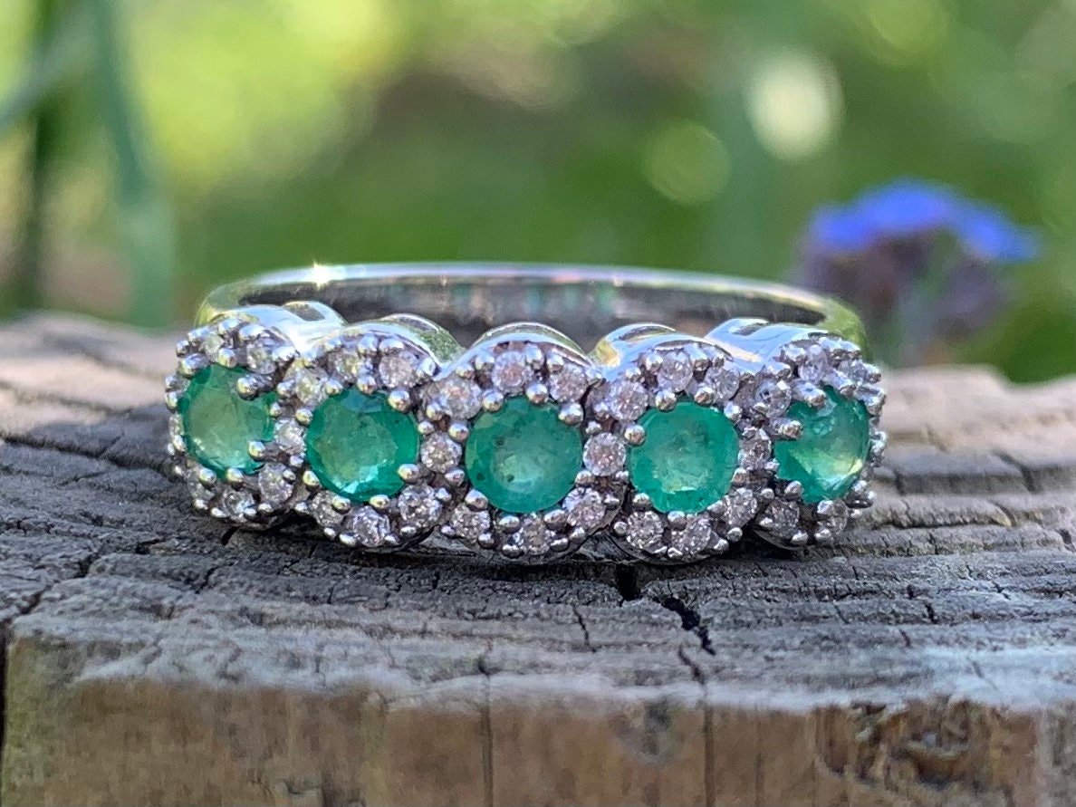 خاتم نصف الخلود من الزمرد والماس 0.50 قيراط مملوك مسبقًا من الذهب الأبيض عيار 9 قيراط