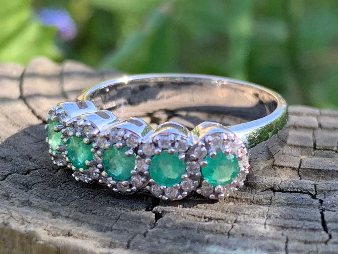 خاتم نصف الخلود من الزمرد والماس 0.50 قيراط مملوك مسبقًا من الذهب الأبيض عيار 9 قيراط