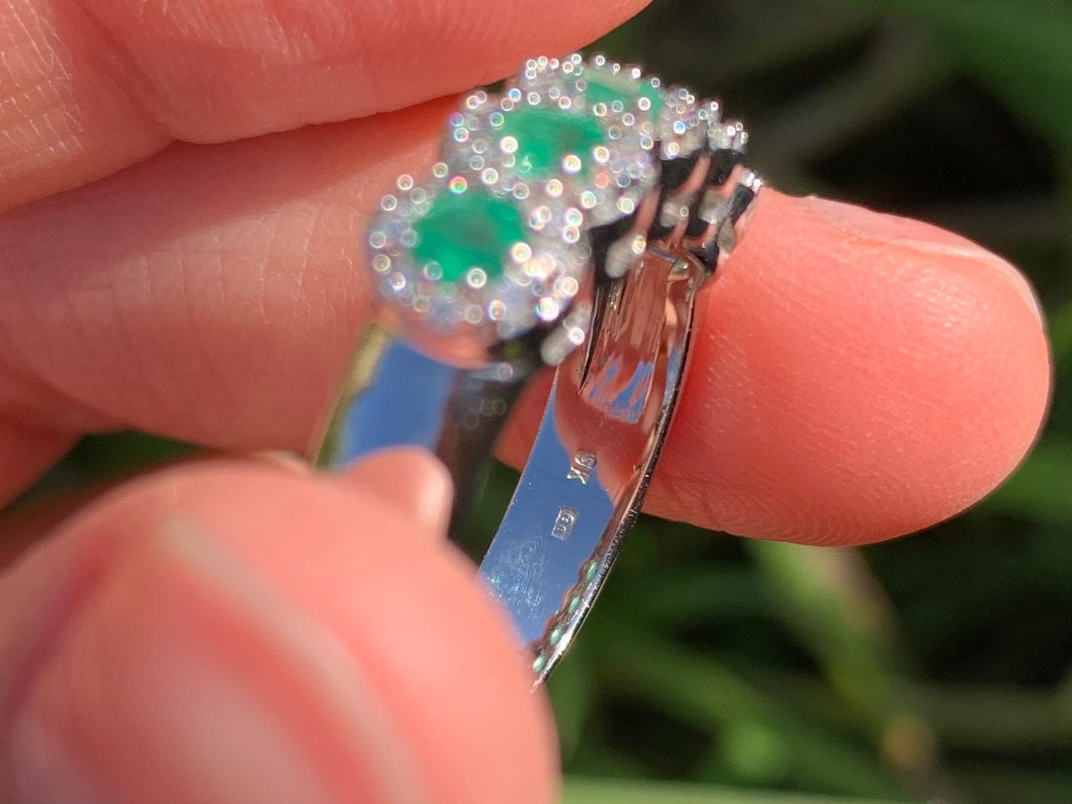 خاتم نصف الخلود من الزمرد والماس 0.50 قيراط مملوك مسبقًا من الذهب الأبيض عيار 9 قيراط