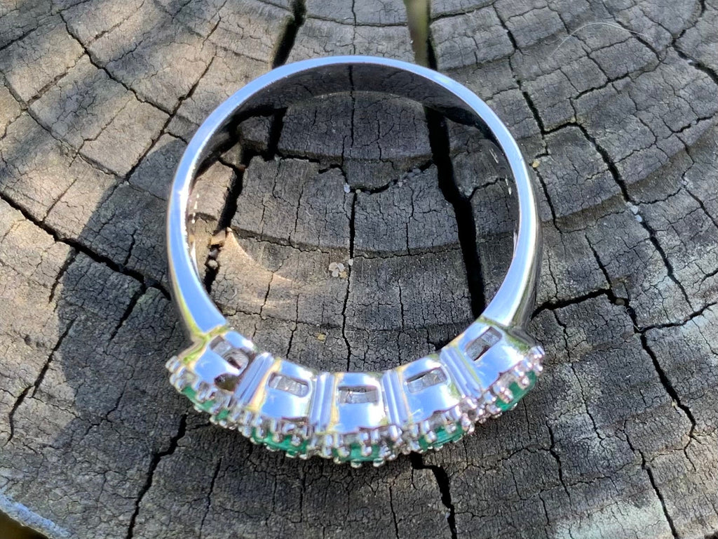 خاتم نصف الخلود من الزمرد والماس 0.50 قيراط مملوك مسبقًا من الذهب الأبيض عيار 9 قيراط