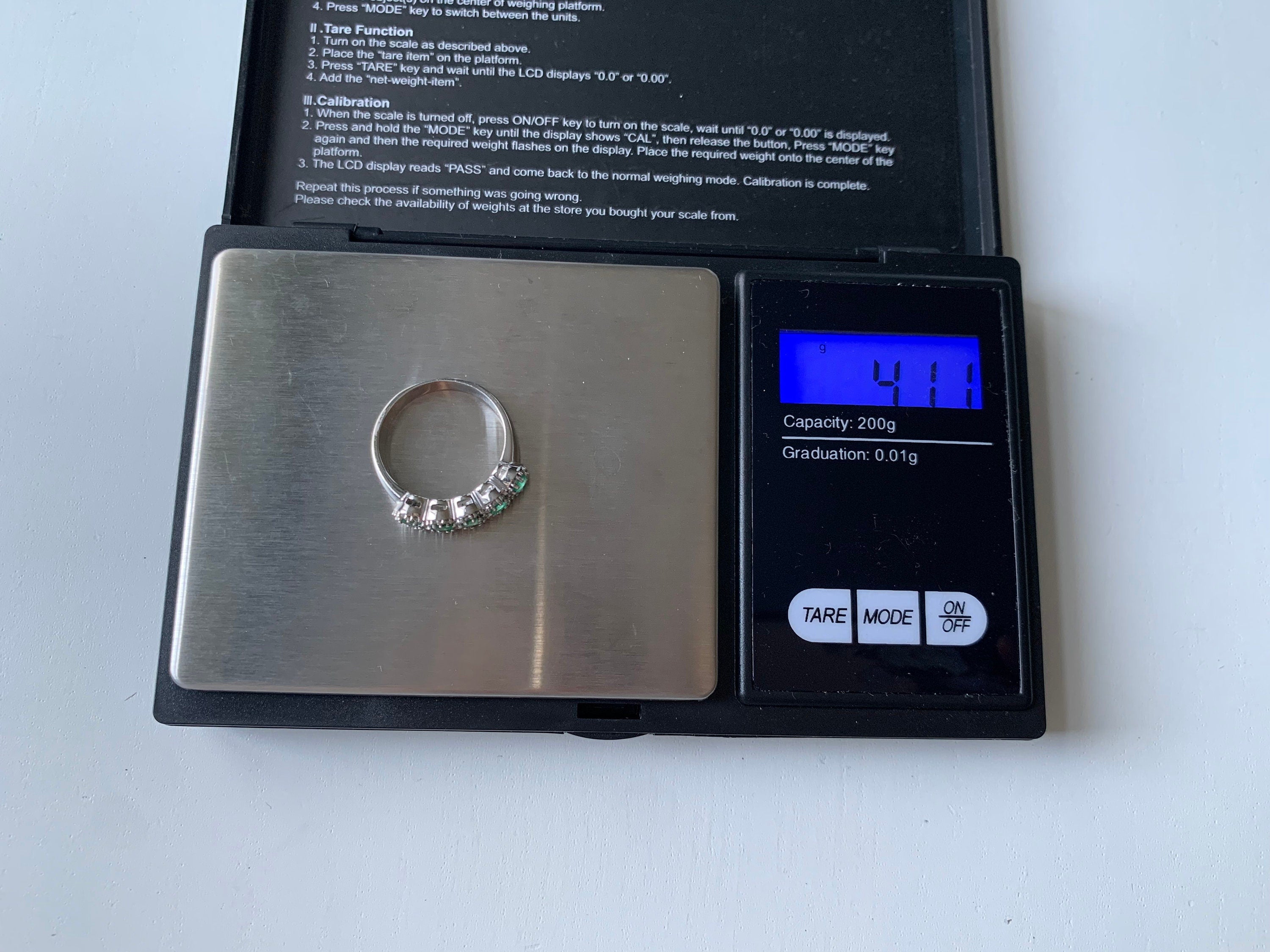 خاتم نصف الخلود من الزمرد والماس 0.50 قيراط مملوك مسبقًا من الذهب الأبيض عيار 9 قيراط