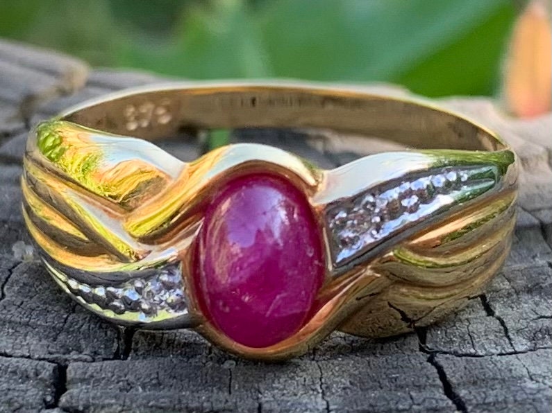 Anillos de oro de 9 quilates con cabujón ovalado de rubí, zafiro y diamantes de 0,60 quilates