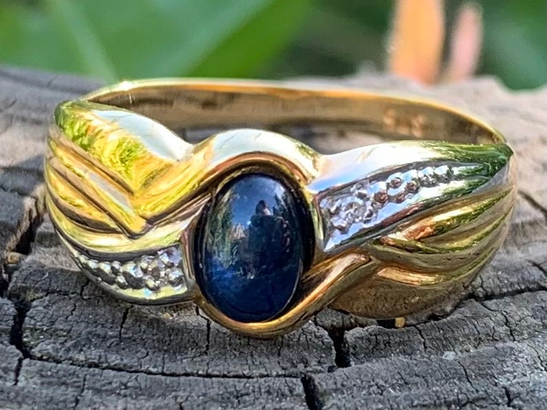 Anillos de oro de 9 quilates con cabujón ovalado de rubí, zafiro y diamantes de 0,60 quilates