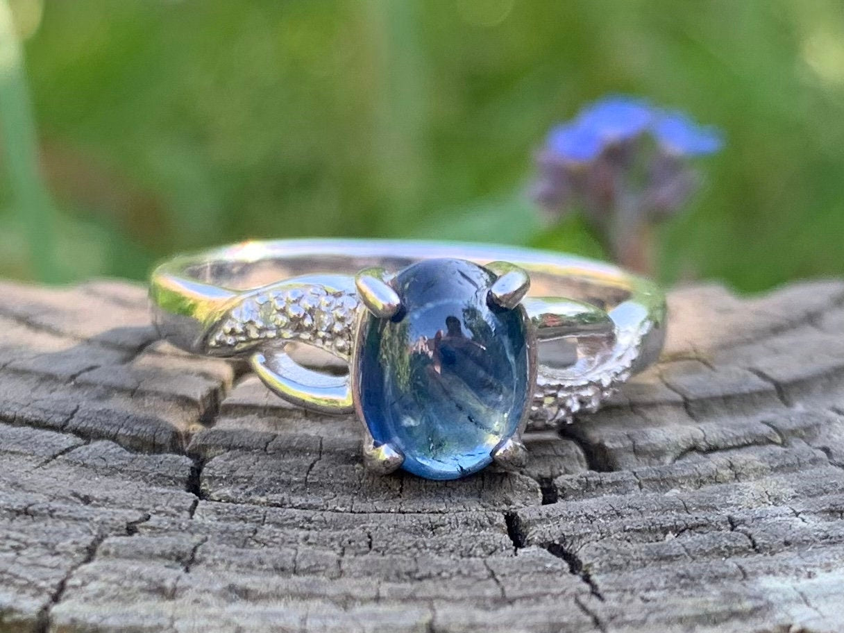 خاتم بيضاوي 1 قيراط من الكابوشون الأزرق والياقوت الأزرق المملوك مسبقًا مرصع بالذهب الأبيض عيار 9 قيراط