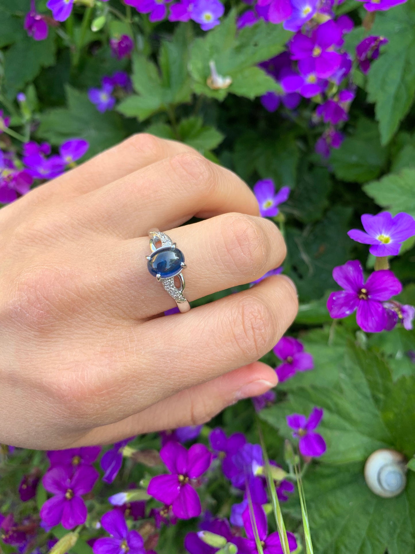 Anillo de diamantes y zafiro azul con cabujón ovalado de 1 ct de segunda mano en oro blanco de 9 ct