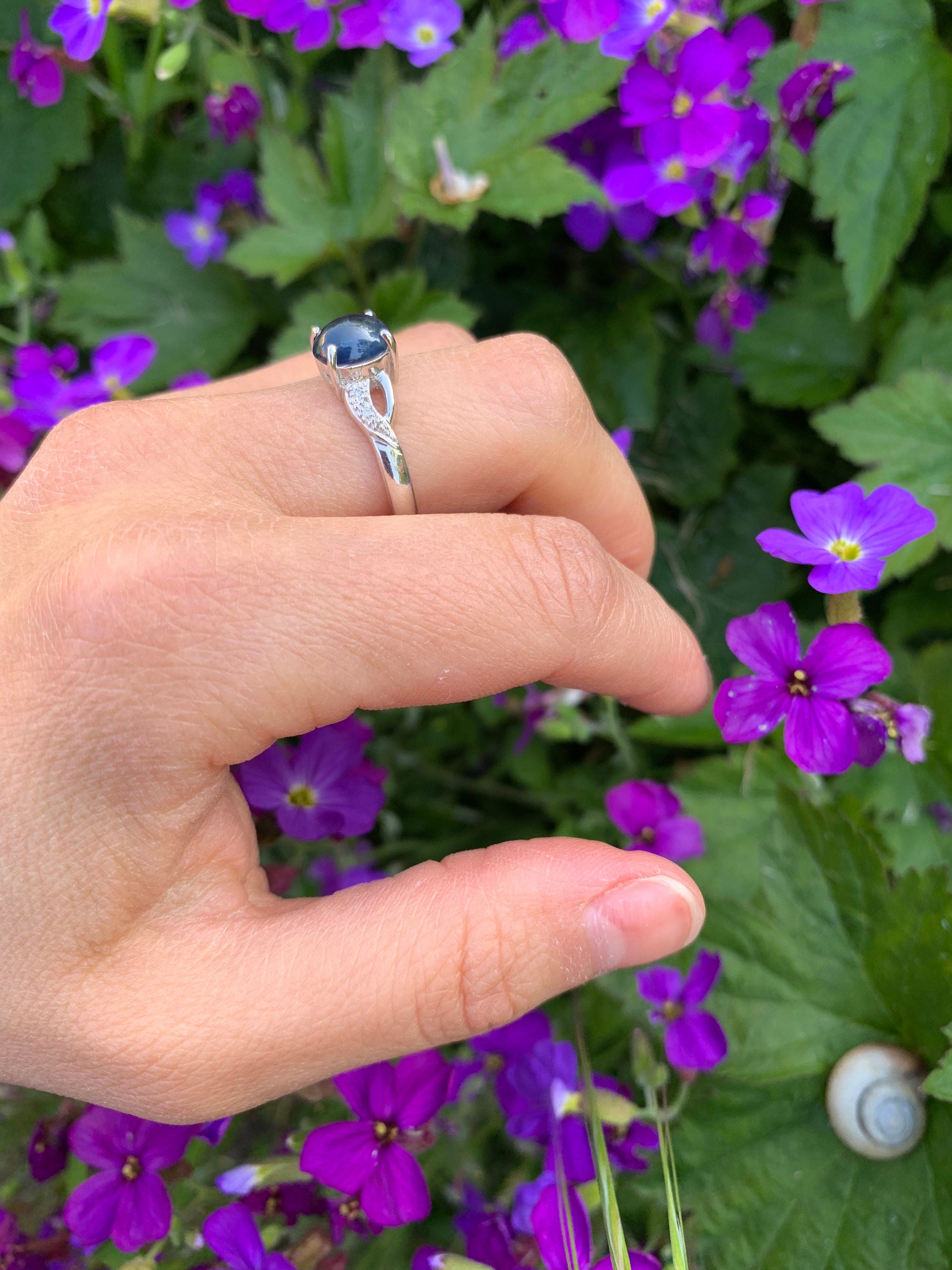 خاتم بيضاوي 1 قيراط من الكابوشون الأزرق والياقوت الأزرق المملوك مسبقًا مرصع بالذهب الأبيض عيار 9 قيراط