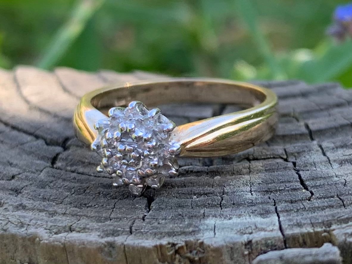 Anillo de oro de 9 quilates con racimo de diamantes vintage