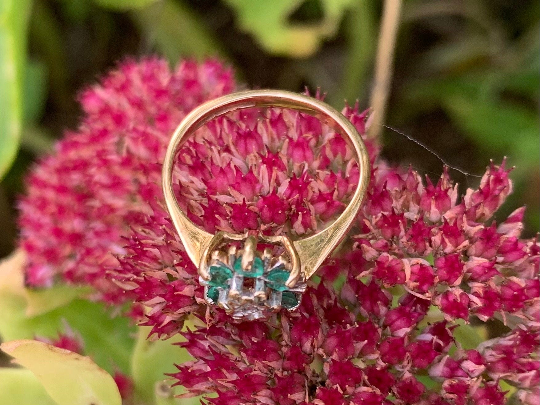 طقم من الزمرد والألماس العتيق في خاتم ذهبي عيار 9 قيراط مقاس I 1/2