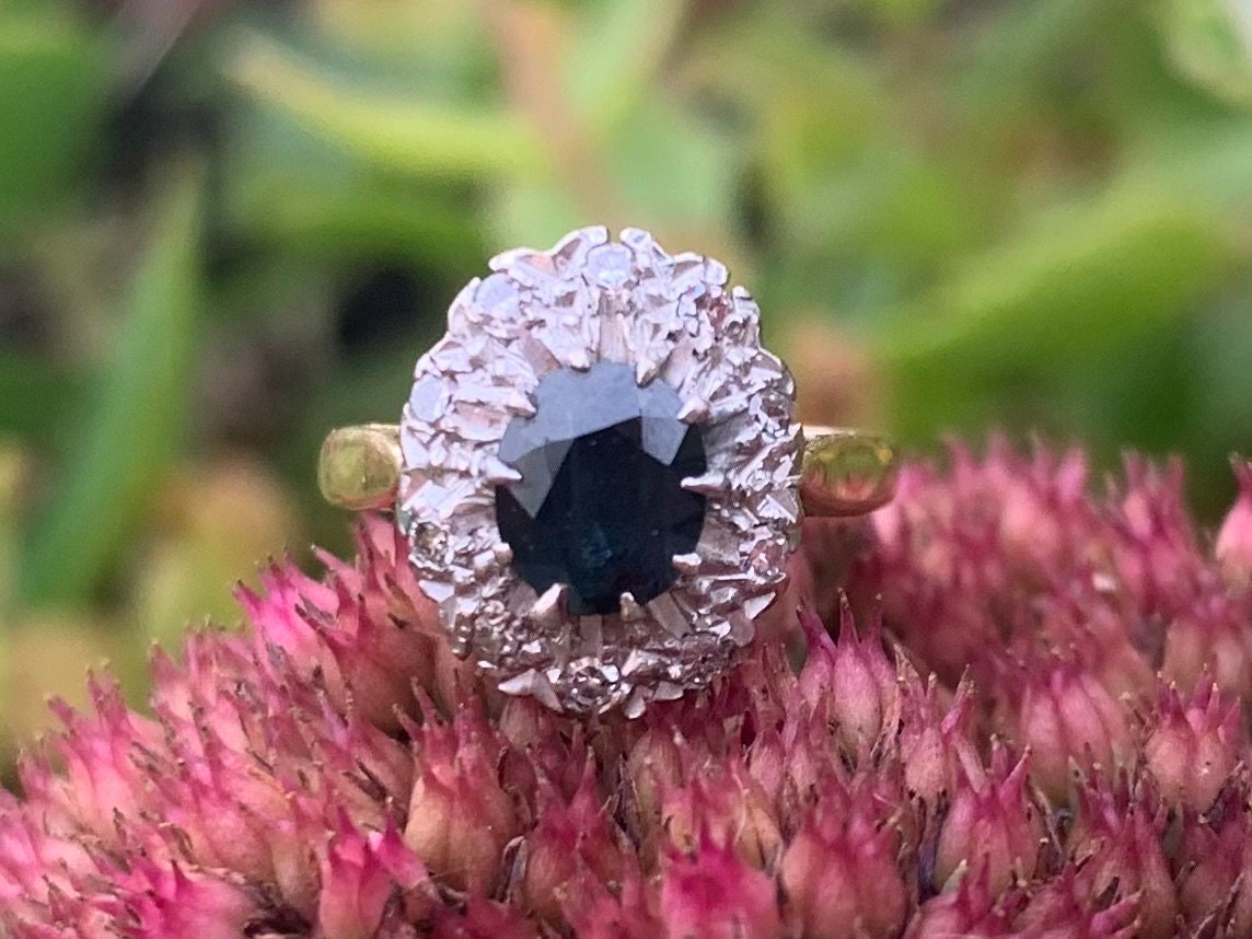 خاتم كلاسيكي من الذهب عيار 18 قيراطًا والألماس