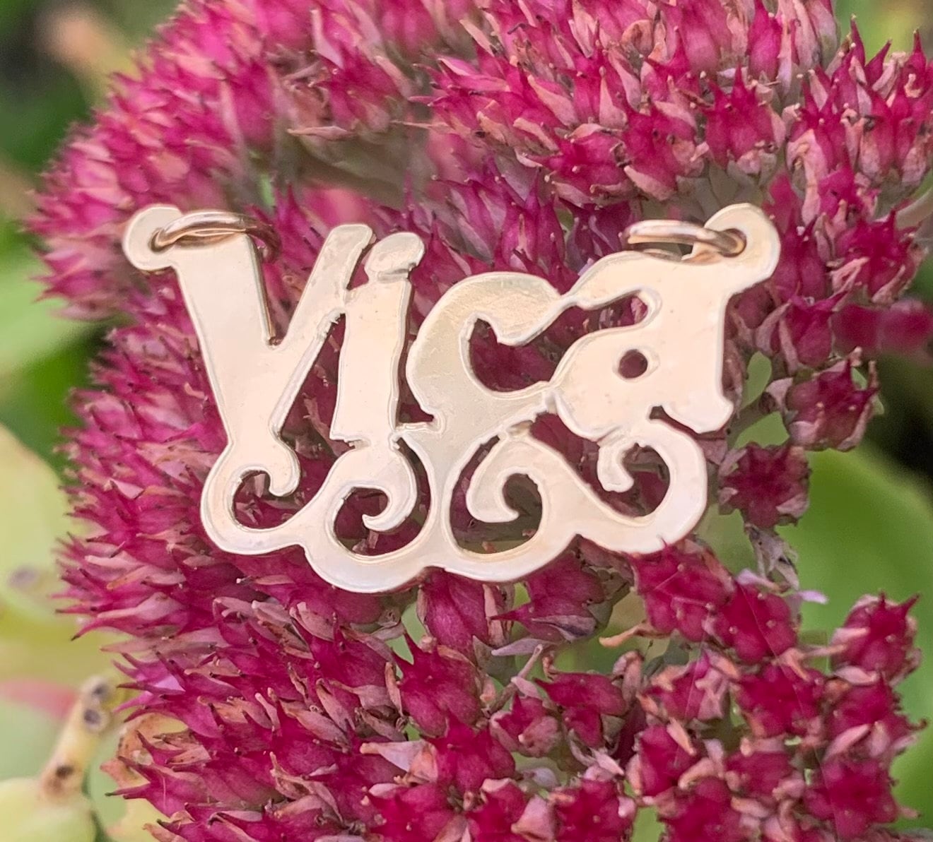 Colgante personalizado con etiqueta 'Vica' de oro amarillo de 14 k de segunda mano