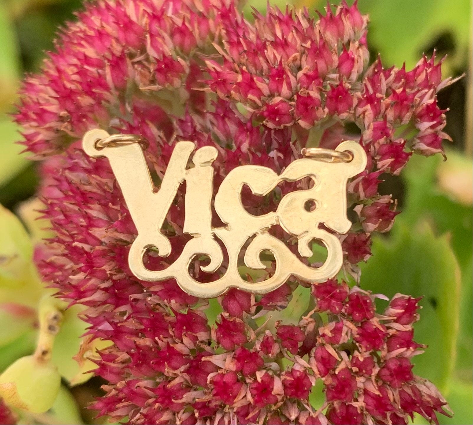 Colgante personalizado con etiqueta 'Vica' de oro amarillo de 14 k de segunda mano