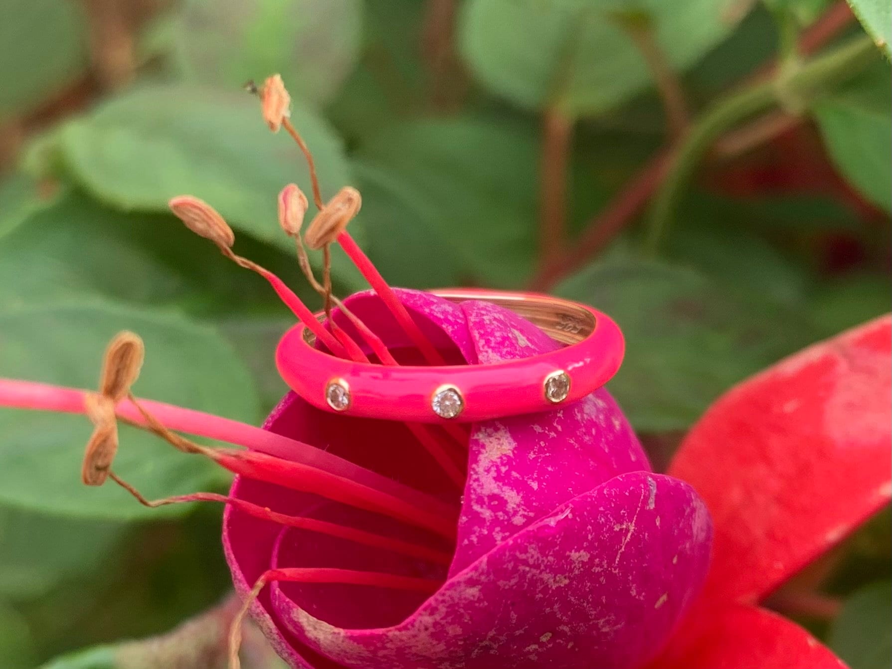 خاتم من المينا الوردي والذهب عيار 14 قيراط مملوك مسبقًا مقاس F