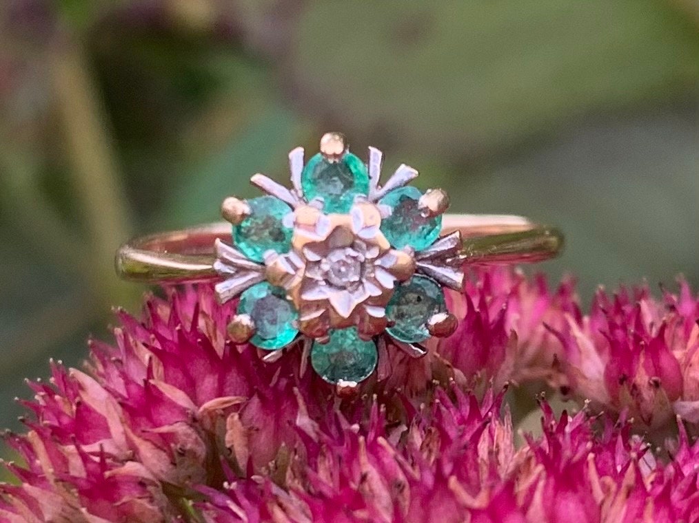 طقم من الزمرد والألماس العتيق في خاتم ذهبي عيار 9 قيراط مقاس I 1/2