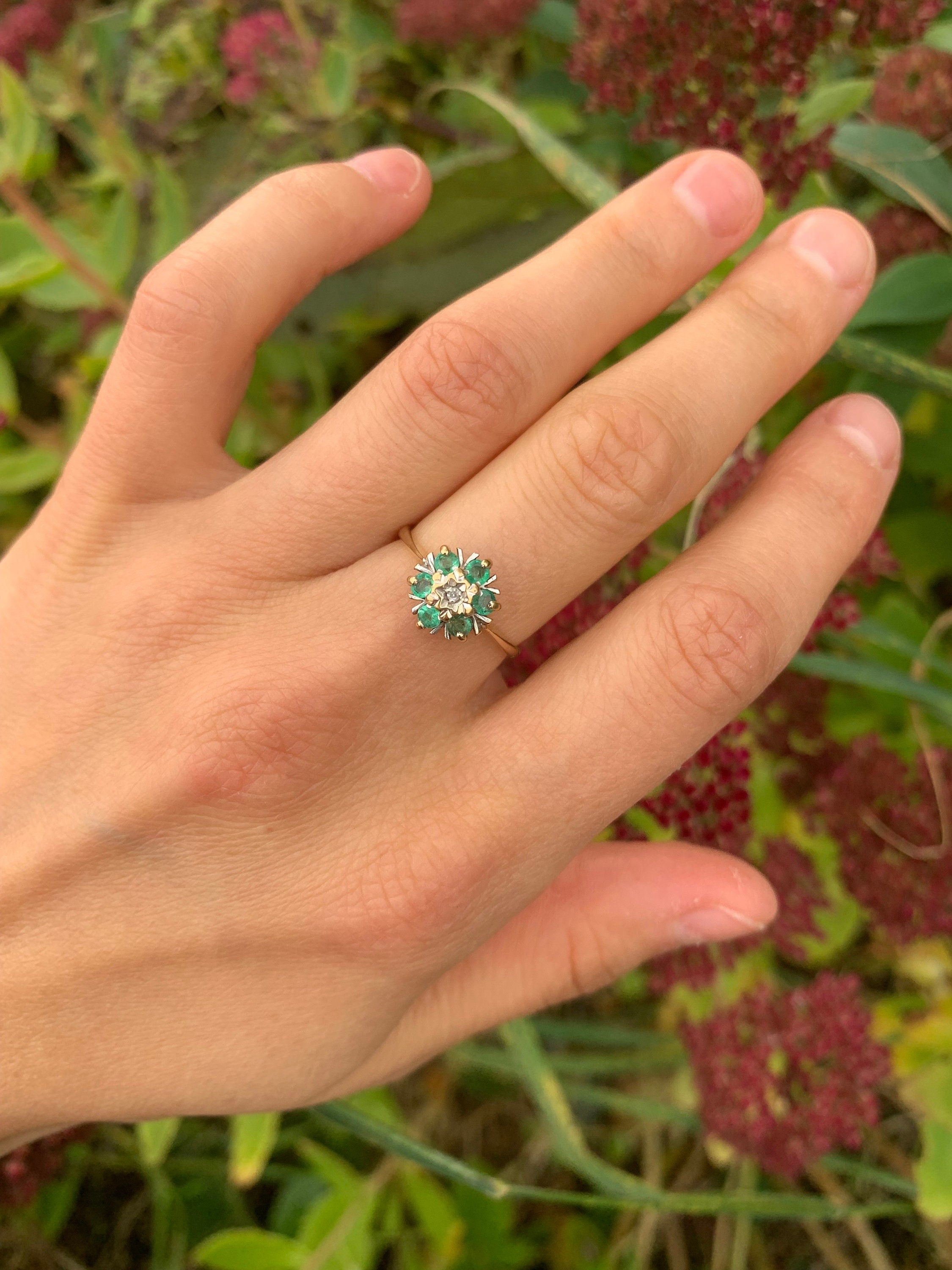 طقم من الزمرد والألماس العتيق في خاتم ذهبي عيار 9 قيراط مقاس I 1/2