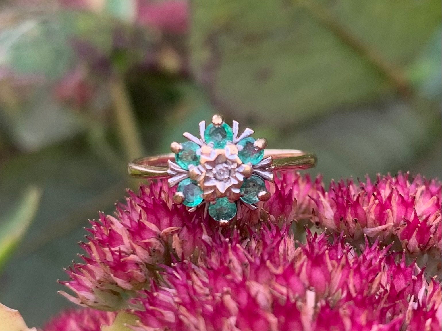 طقم من الزمرد والألماس العتيق في خاتم ذهبي عيار 9 قيراط مقاس I 1/2