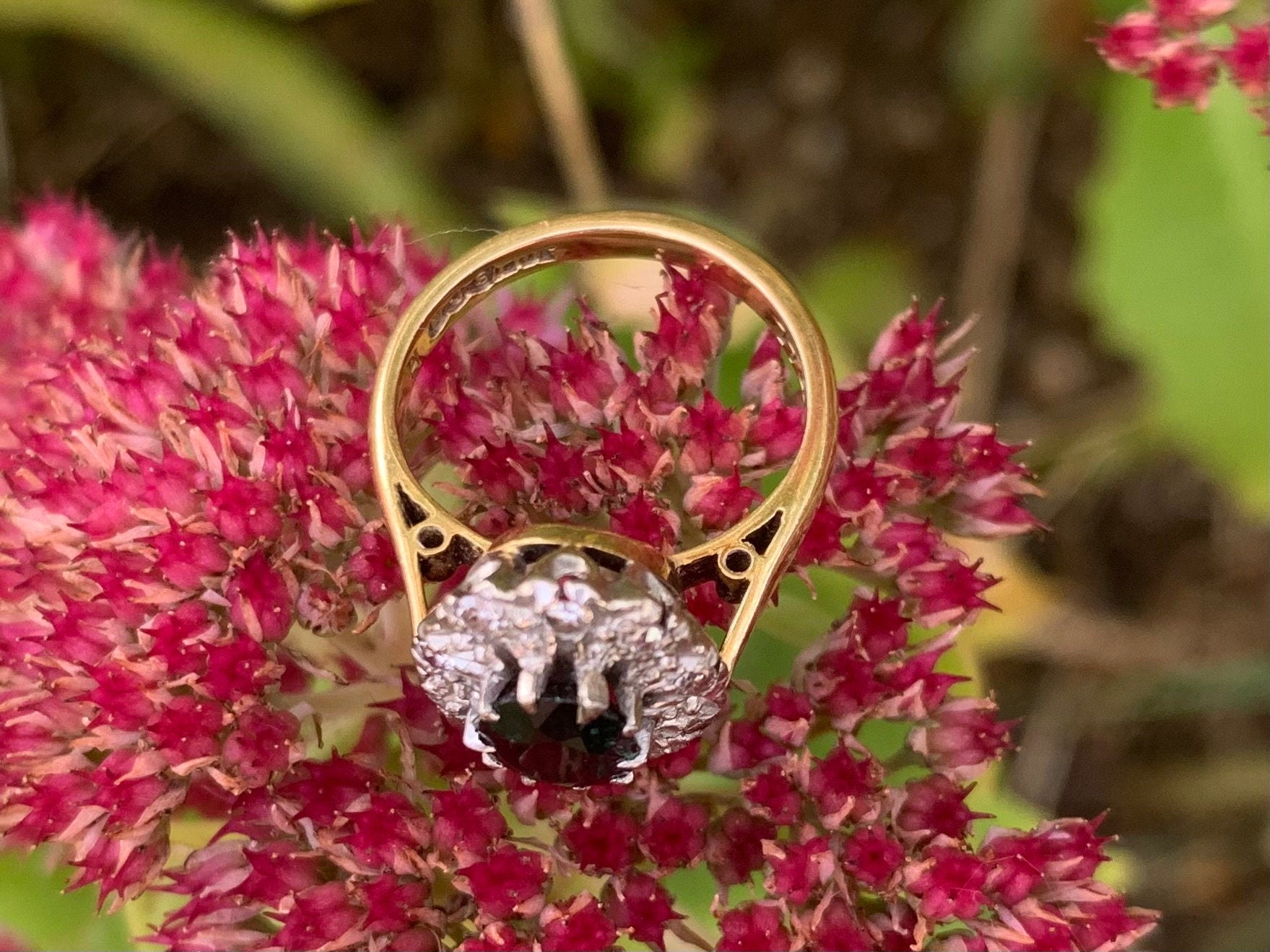 خاتم كلاسيكي من الذهب عيار 18 قيراطًا والألماس