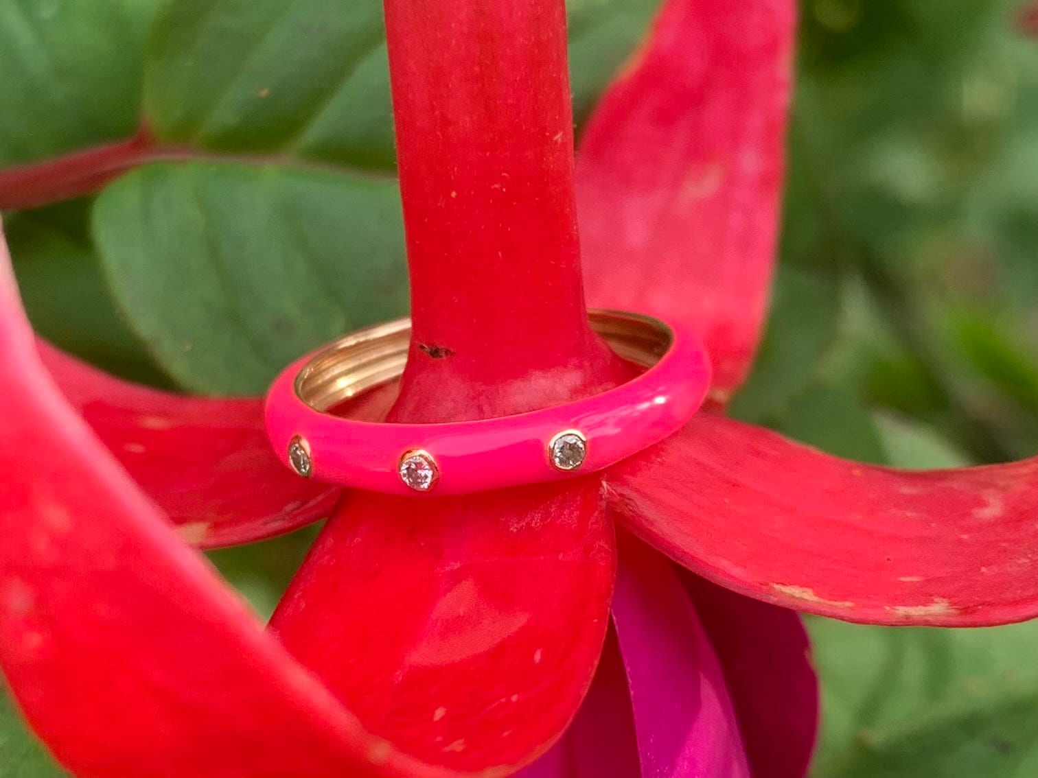 خاتم من المينا الوردي والذهب عيار 14 قيراط مملوك مسبقًا مقاس F