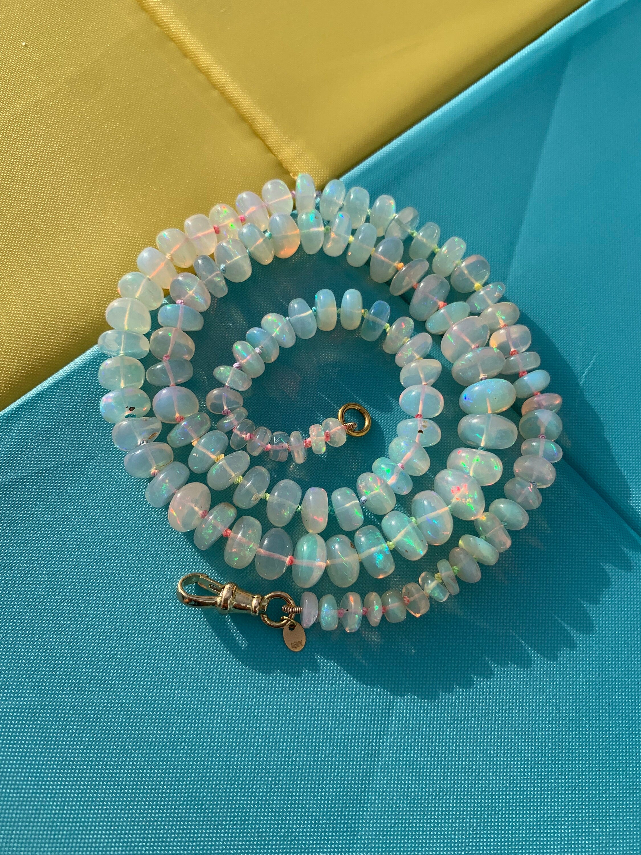 Magnífico collar de cuentas de ópalo etíope graduado con cierre de clip para perro de oro de 18 quilates