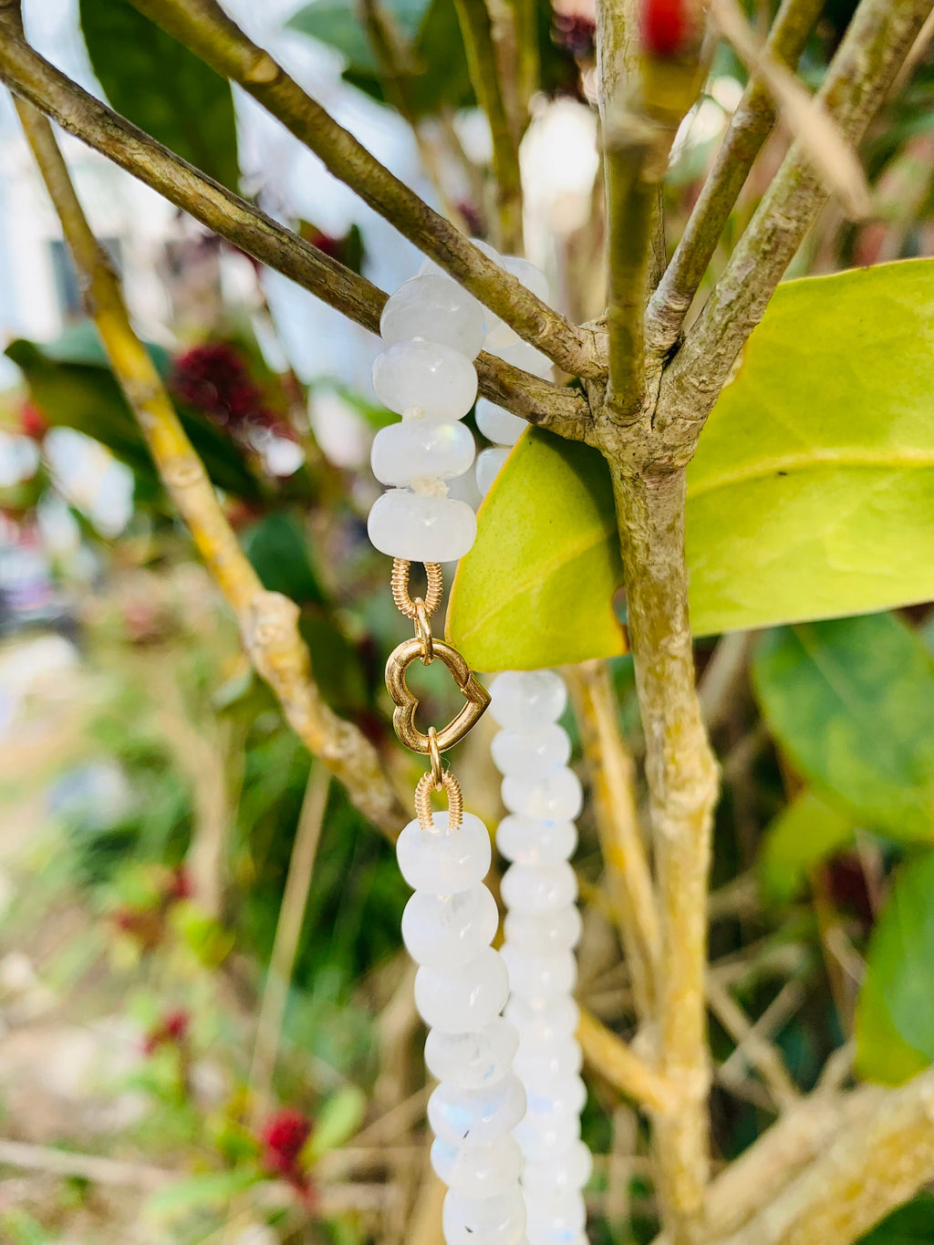 Collar de cuentas con conector de corazón de bucles abiertos de oro de 18 quilates con piedra lunar arcoíris natural