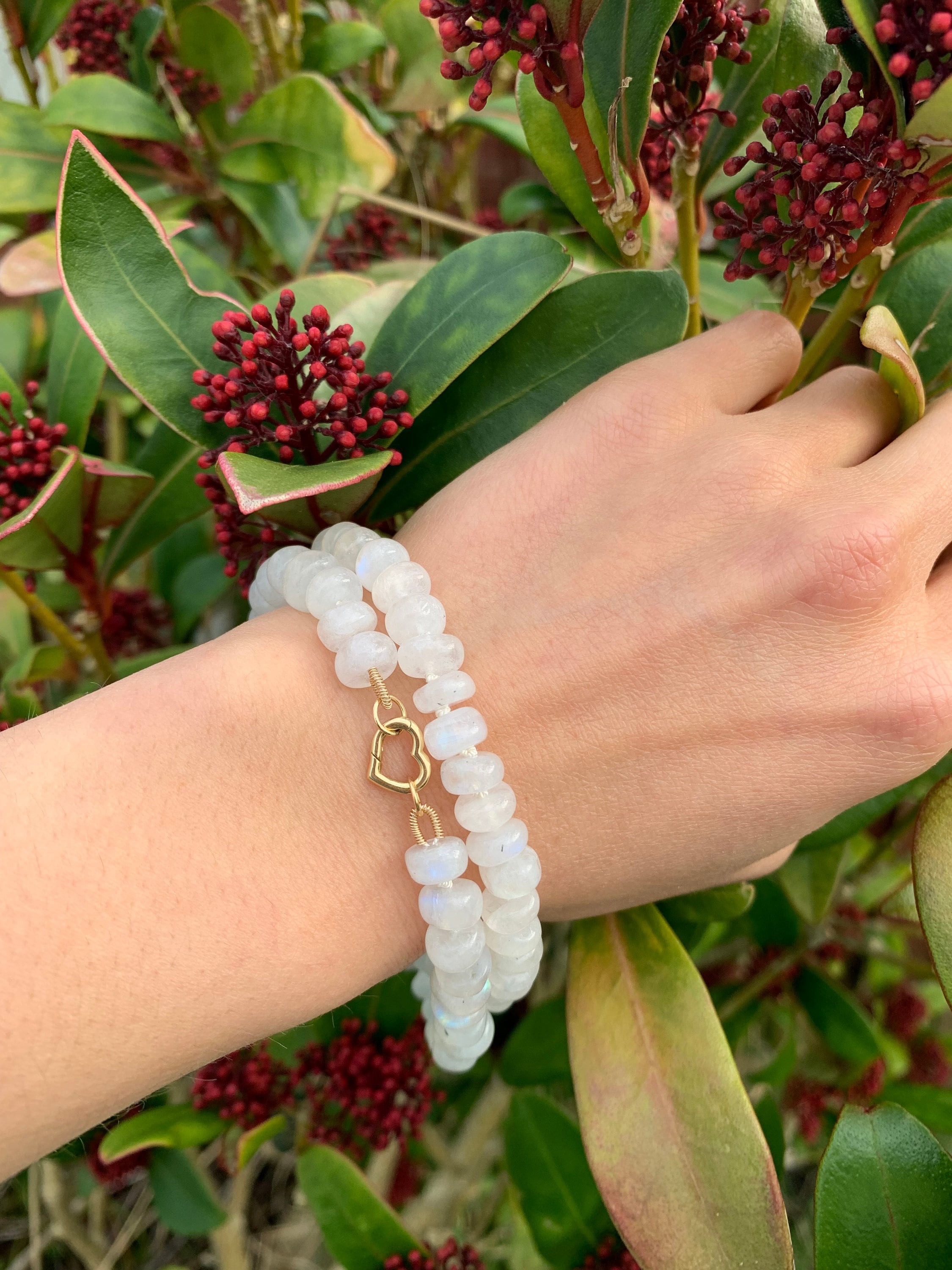 Collar de cuentas con conector de corazón de bucles abiertos de oro de 18 quilates con piedra lunar arcoíris natural