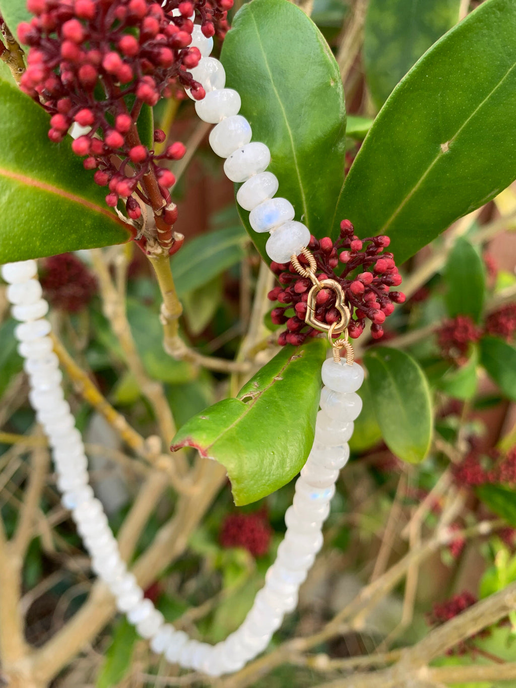 Collar de cuentas con conector de corazón de bucles abiertos de oro de 18 quilates con piedra lunar arcoíris natural