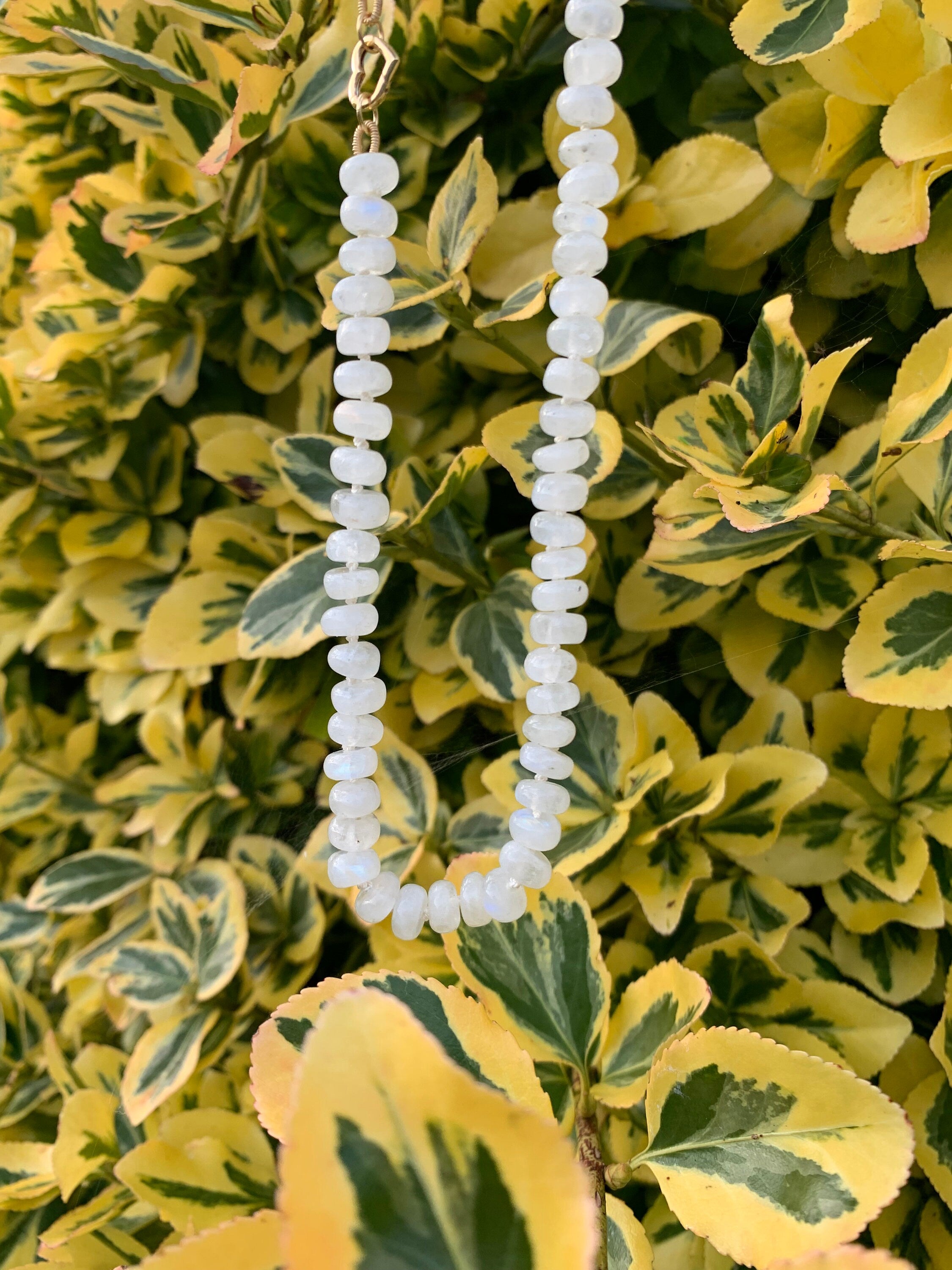 Collar de cuentas con conector de corazón de bucles abiertos de oro de 18 quilates con piedra lunar arcoíris natural