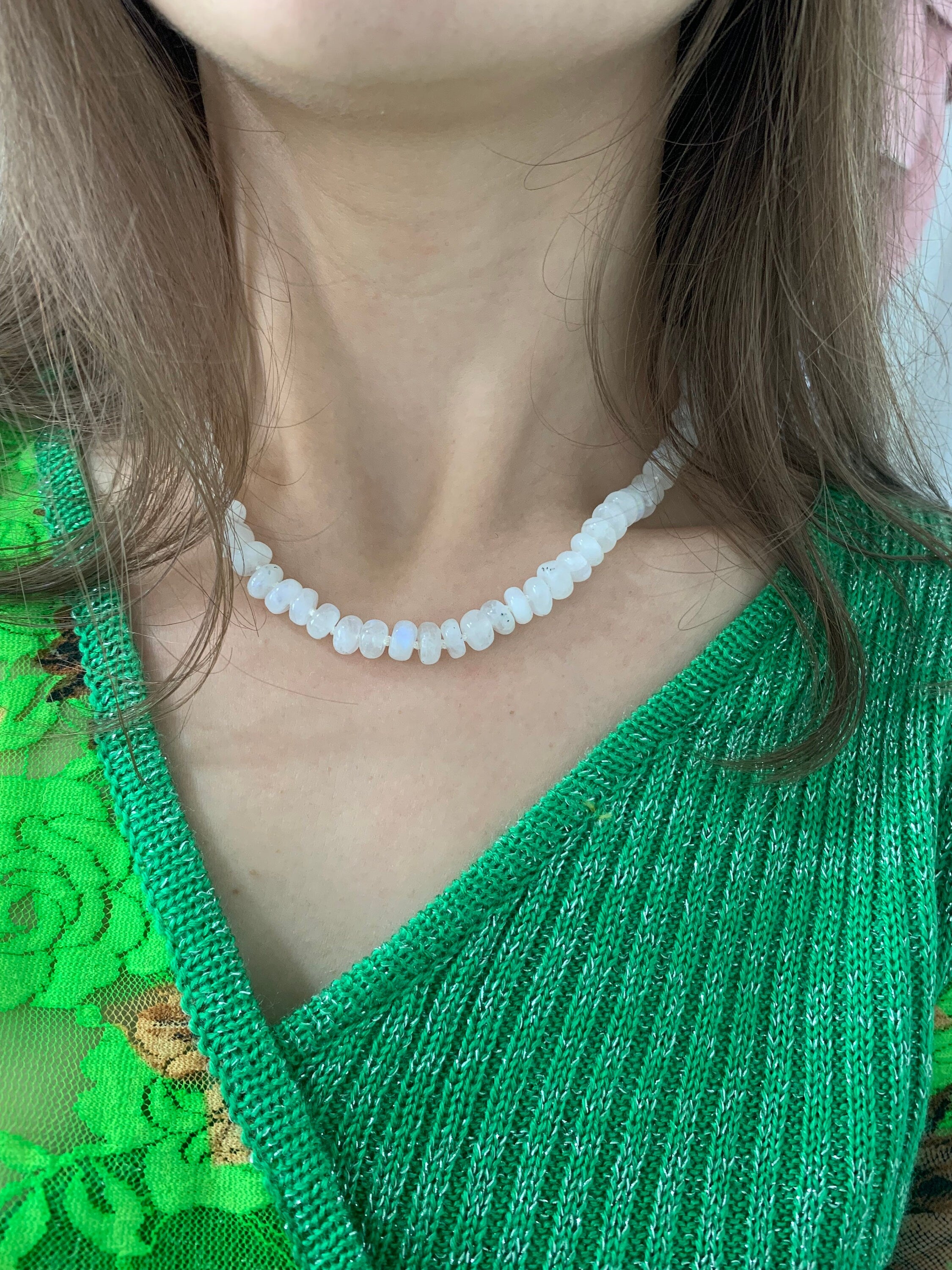 Collar de cuentas con conector de corazón de bucles abiertos de oro de 18 quilates con piedra lunar arcoíris natural