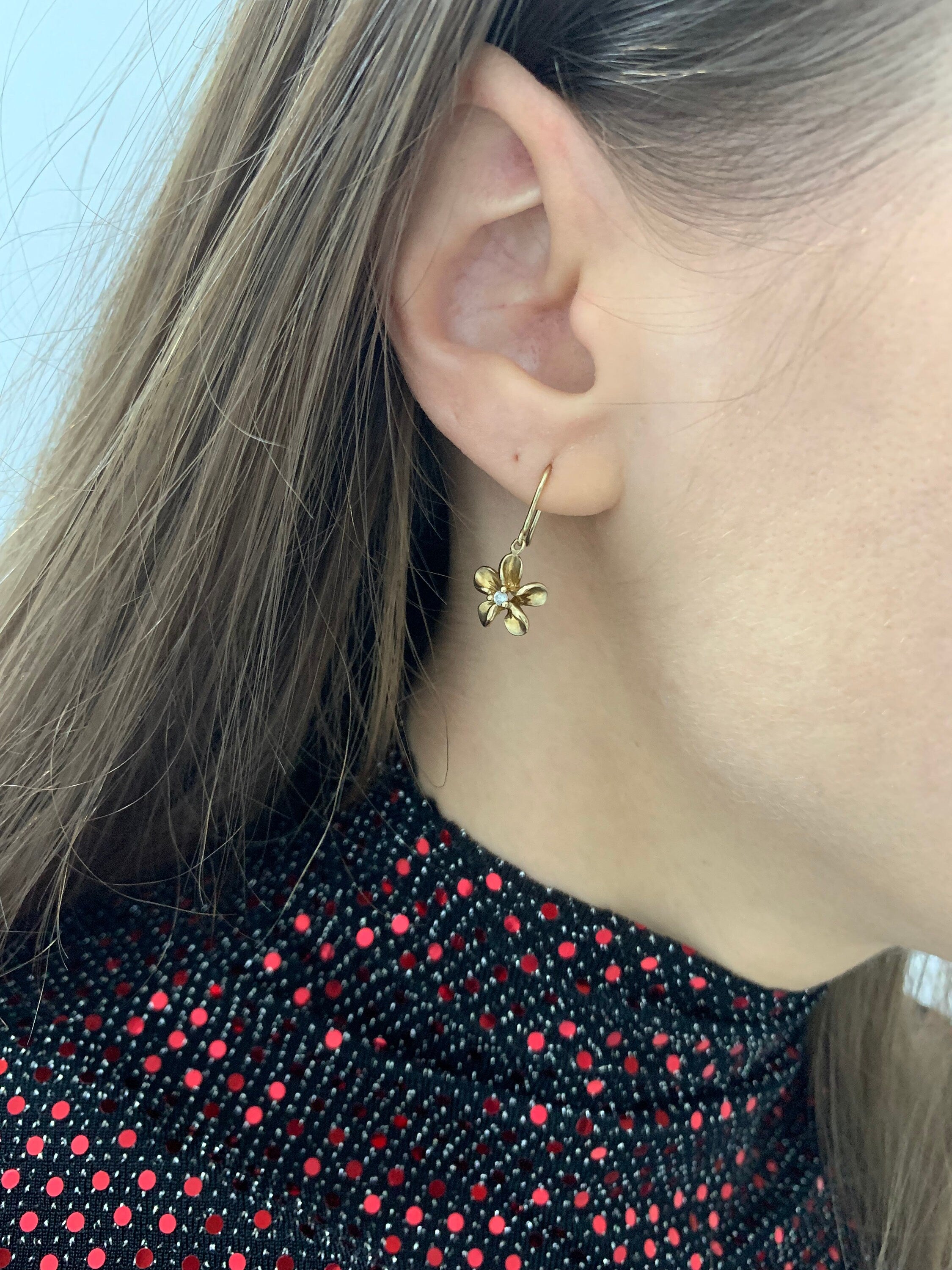 Aretes colgantes con forma de flor y diamantes en oro amarillo de 14 quilates Pre-Loved