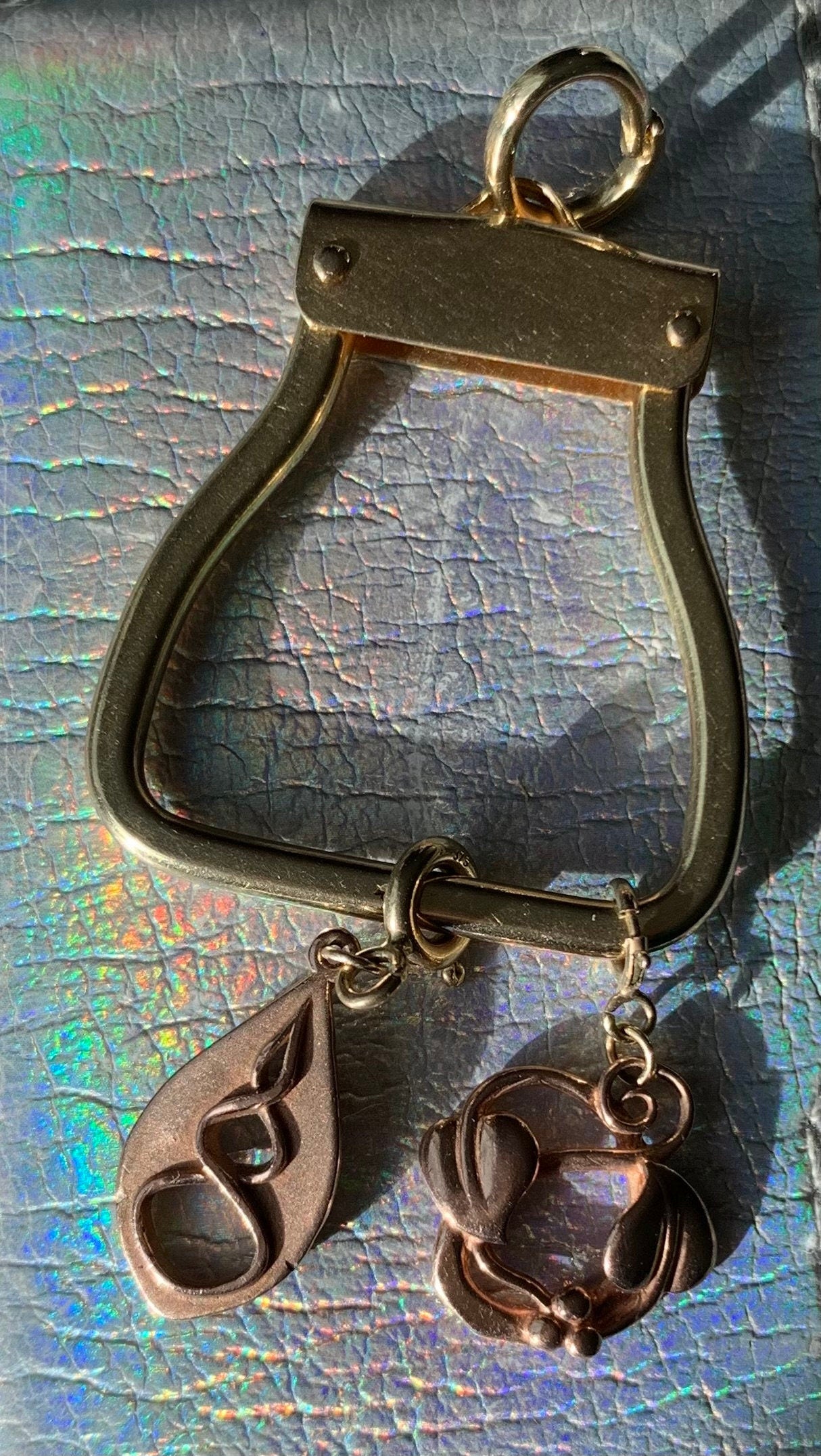 2x تعليقة محببة مسبقًا من الذهب الوردي والأصفر الويلزي المخرم عيار 9 قيراط