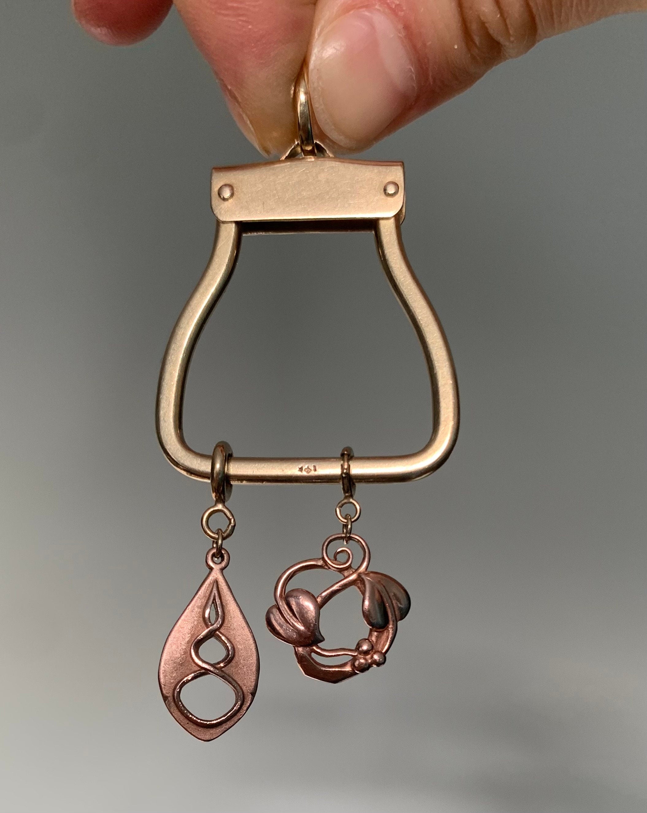 2x تعليقة محببة مسبقًا من الذهب الوردي والأصفر الويلزي المخرم عيار 9 قيراط