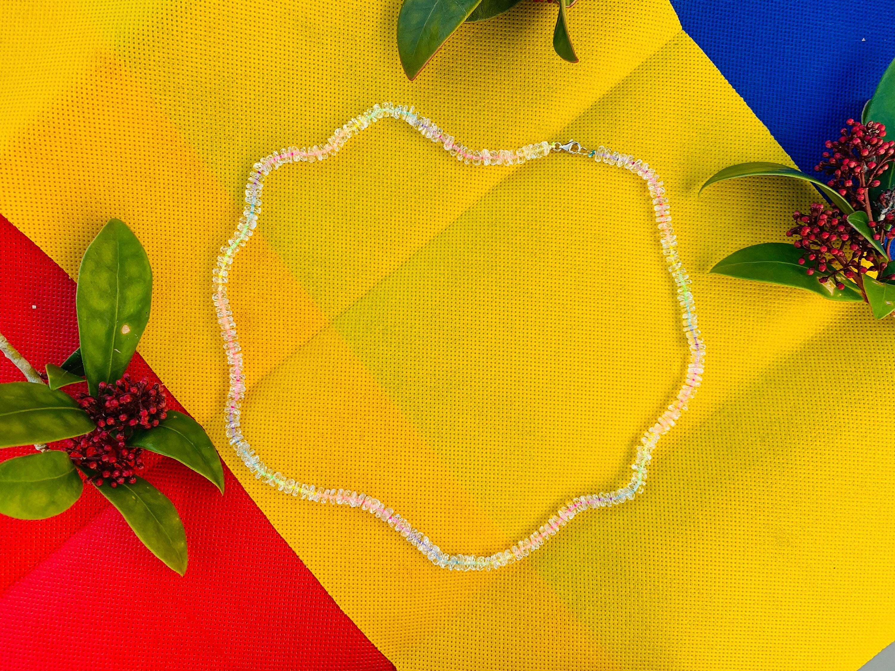 Magnífico collar de cuentas de seda arcoíris de neón y topacio blanco de oro de 18 quilates