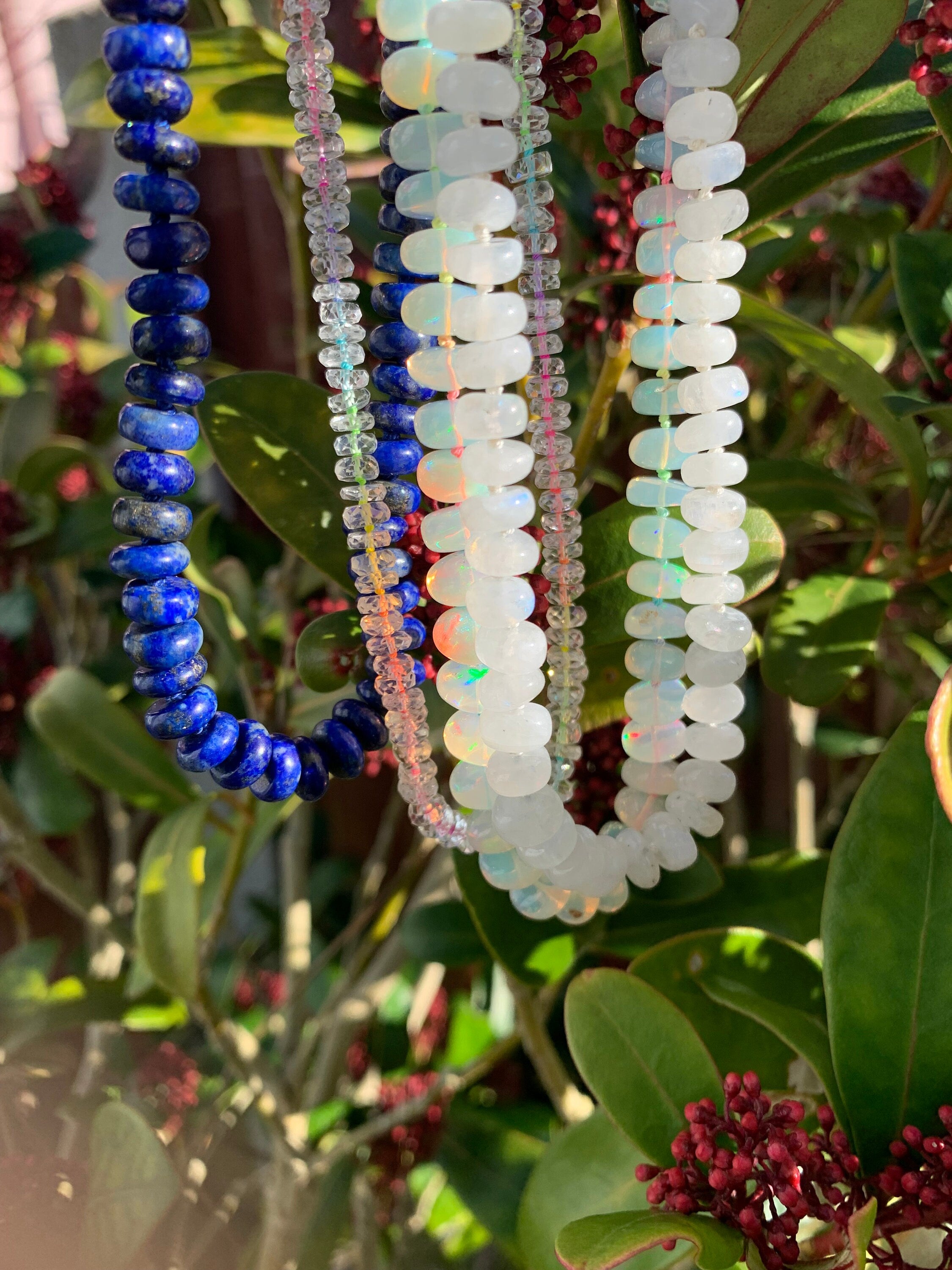 Encantador colgante de cianita con conector de bucles abiertos de oro de 18 quilates con lapislázuli