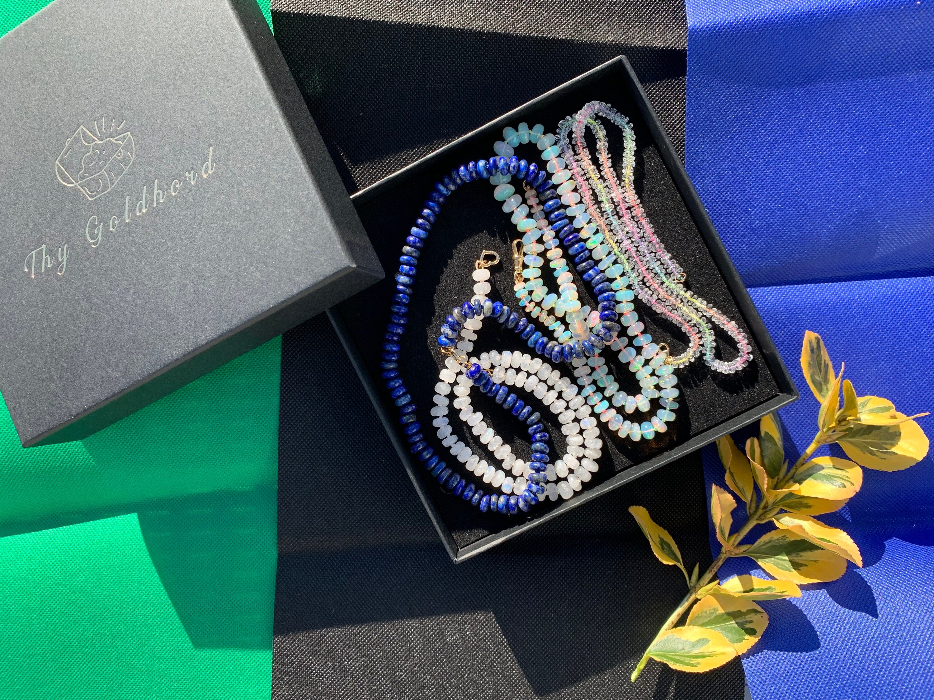 Encantador colgante de cianita con conector de bucles abiertos de oro de 18 quilates con lapislázuli