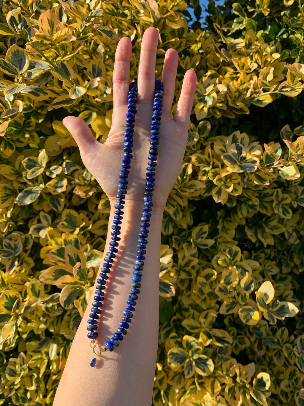 Encantador colgante de cianita con conector de bucles abiertos de oro de 18 quilates con lapislázuli