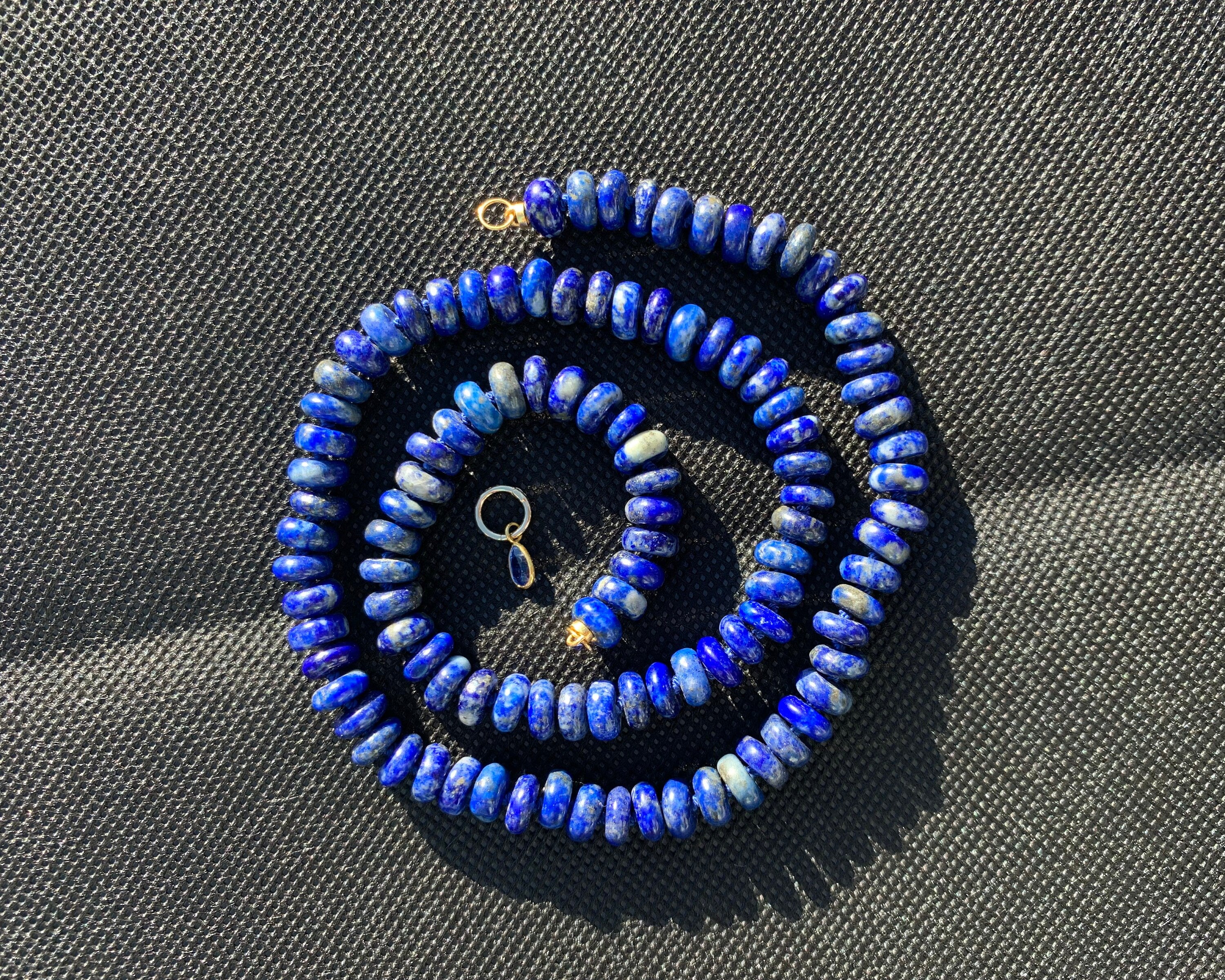 Encantador colgante de cianita con conector de bucles abiertos de oro de 18 quilates con lapislázuli