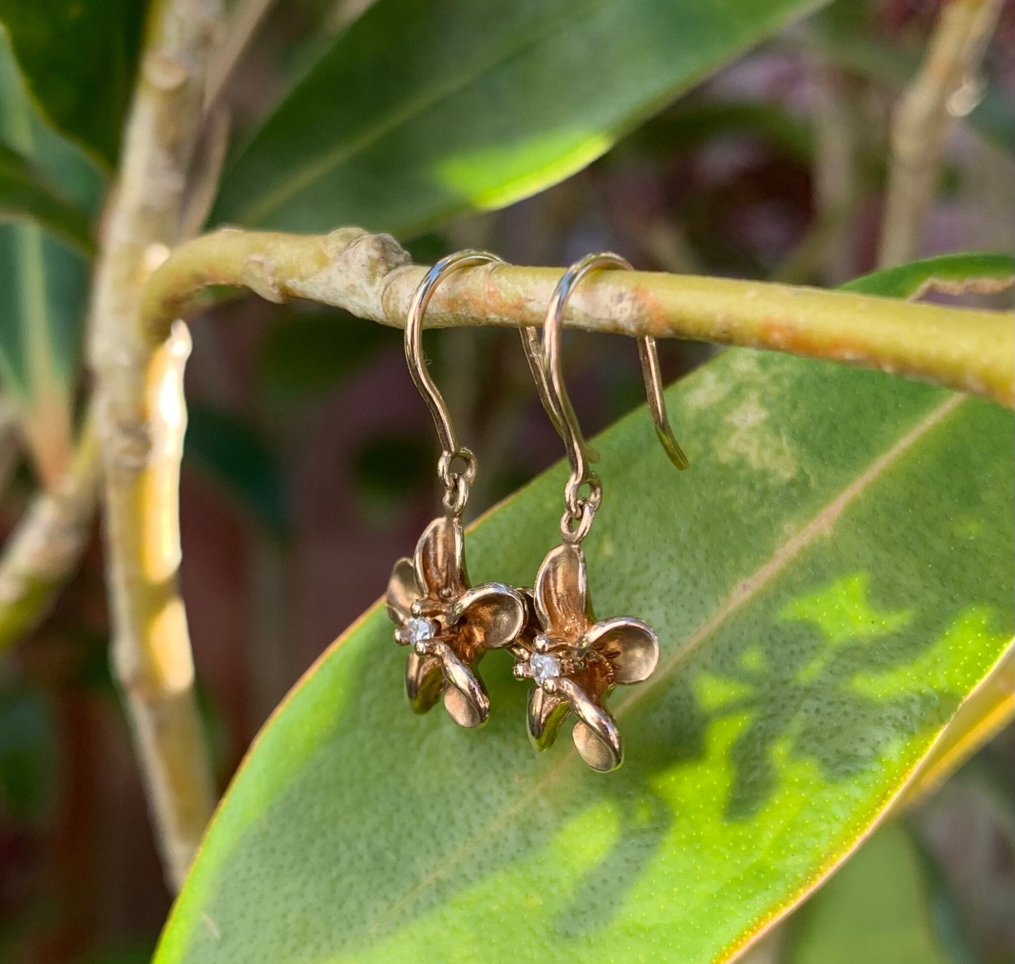 Aretes colgantes con forma de flor y diamantes en oro amarillo de 14 quilates Pre-Loved